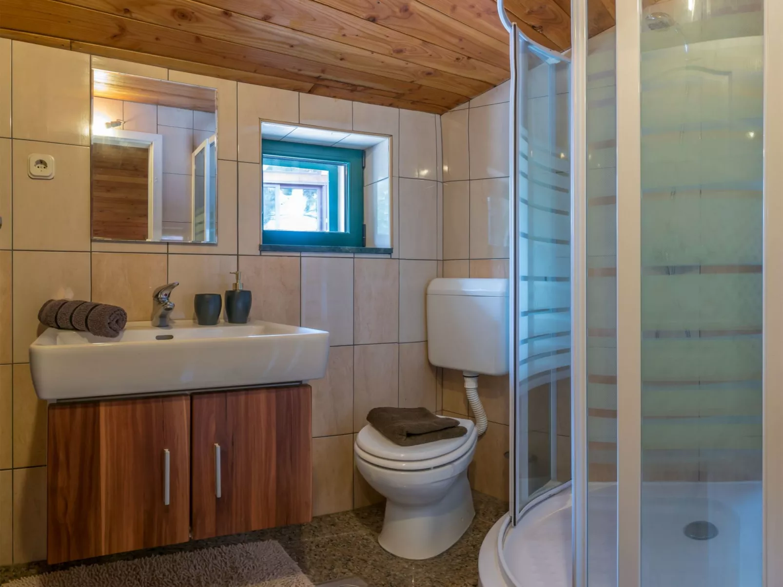 Hidden Heaven Private Resort - Beheizter Pool-Drinnen