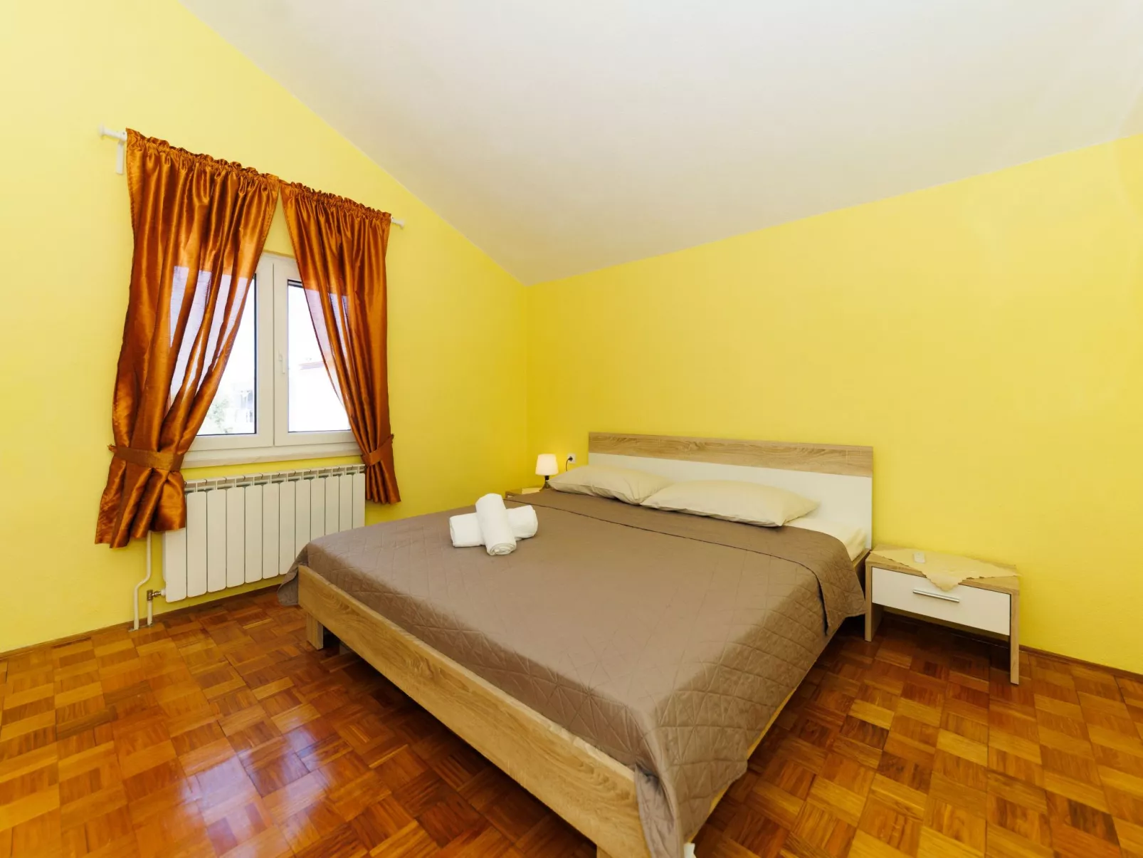 "Zara" mit Blick auf das Wasser-Dedans