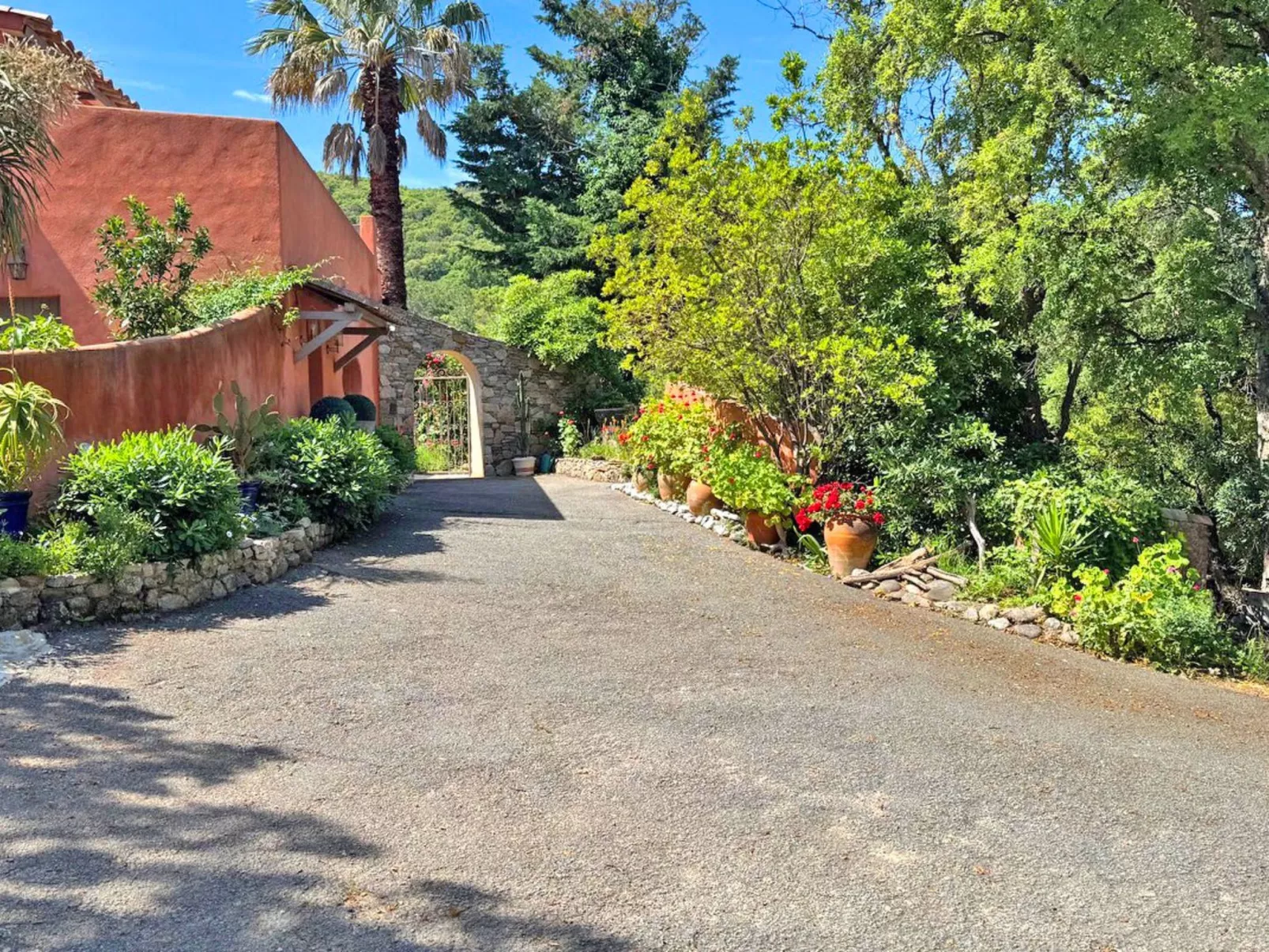 Schöne Villa mit innovativer Architektur in einem grünen Nest im Herzen des Mas-Drinnen