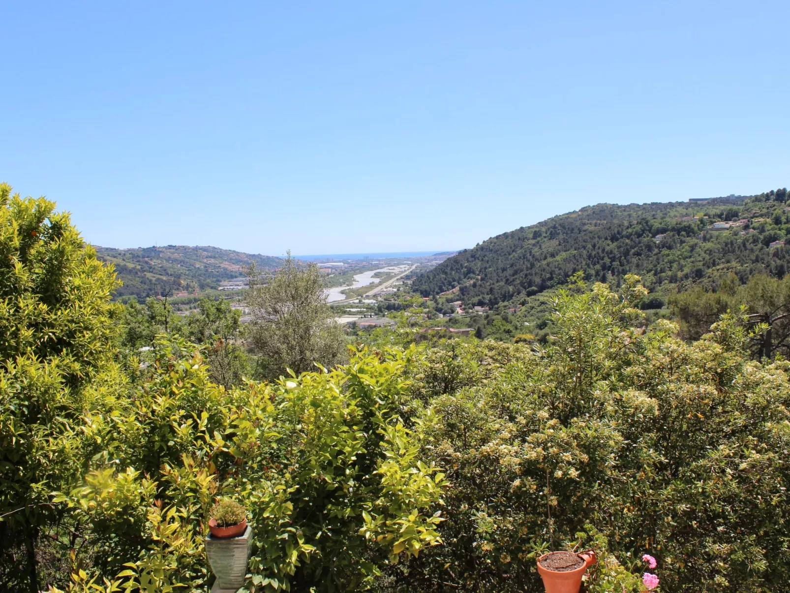 "Rocabel" mit Blick auf das Wasser-Draußen