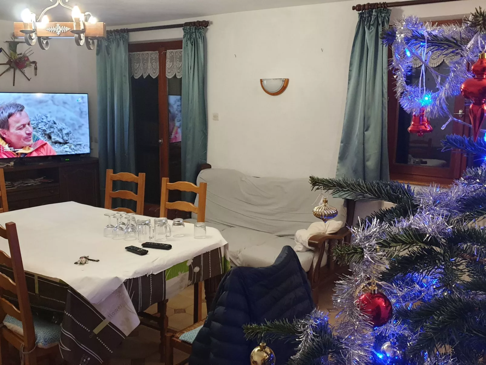 Mit Balkon, Garten und Talblick-Drinnen