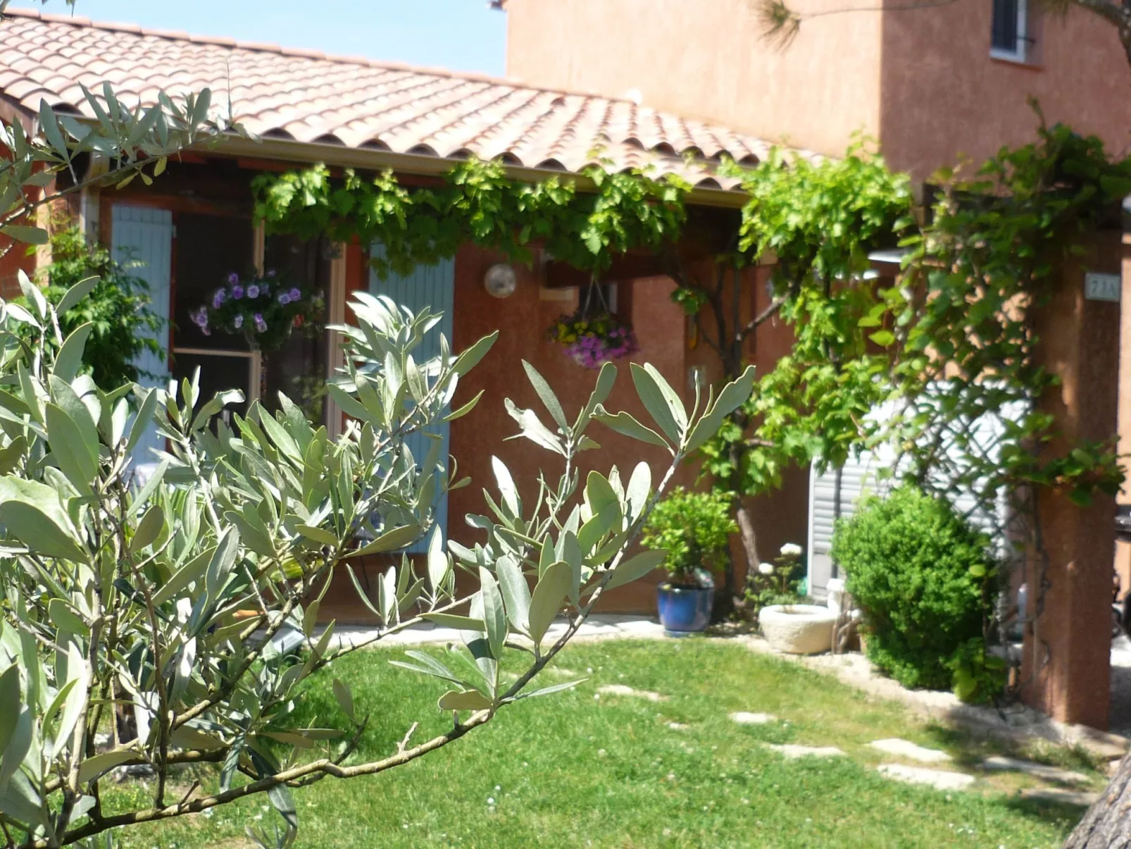 Komfortables Ferienhaus mit Gemeinschaftspool-Draußen