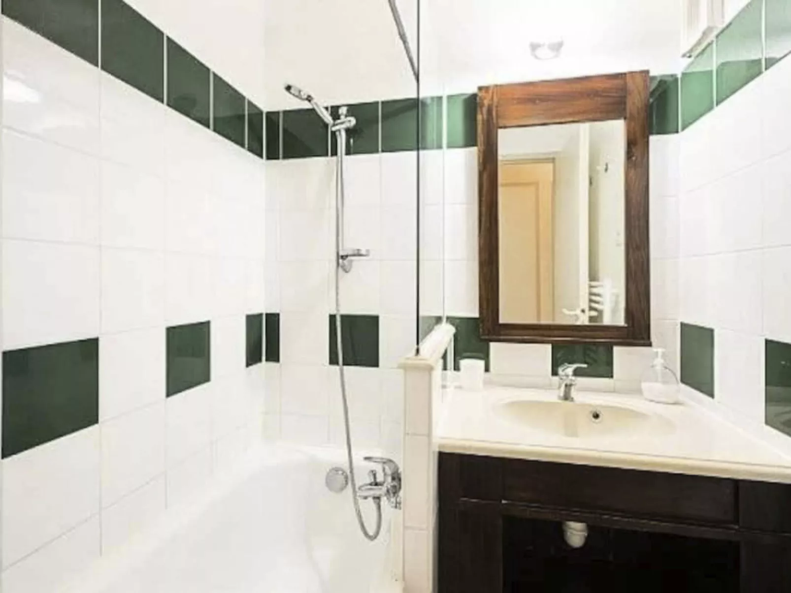 Schönes Appartment in ruhiger Lage in einer baumbestandenen Residenz mit beheiz-Dedans