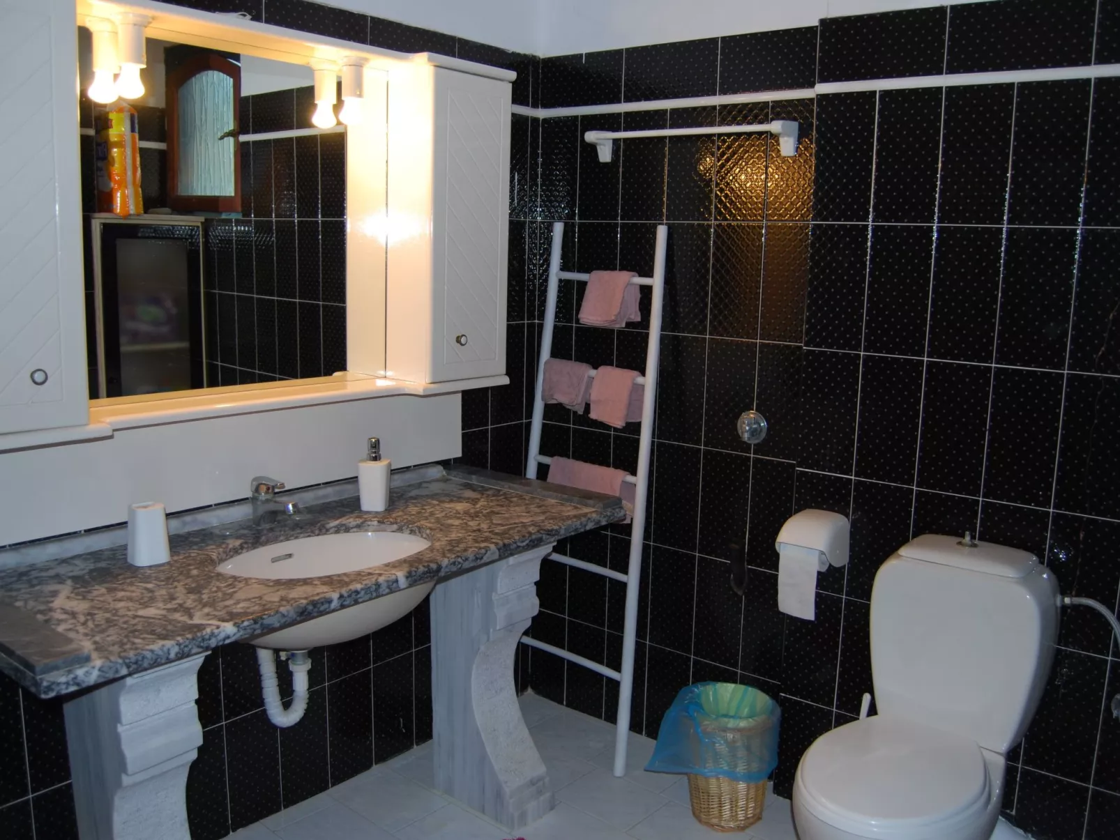 Spiti Limnos, idyllisch gelegen im Orangenhain-Drinnen