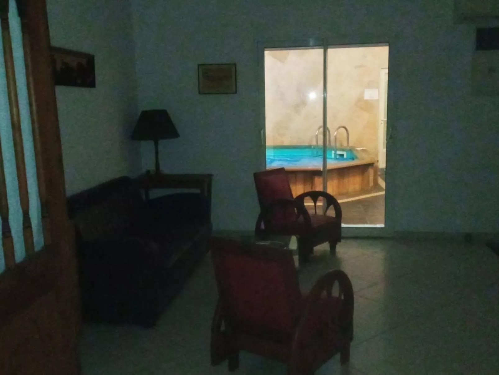 La petite maison sous les pinins-innenpool-Drinnen