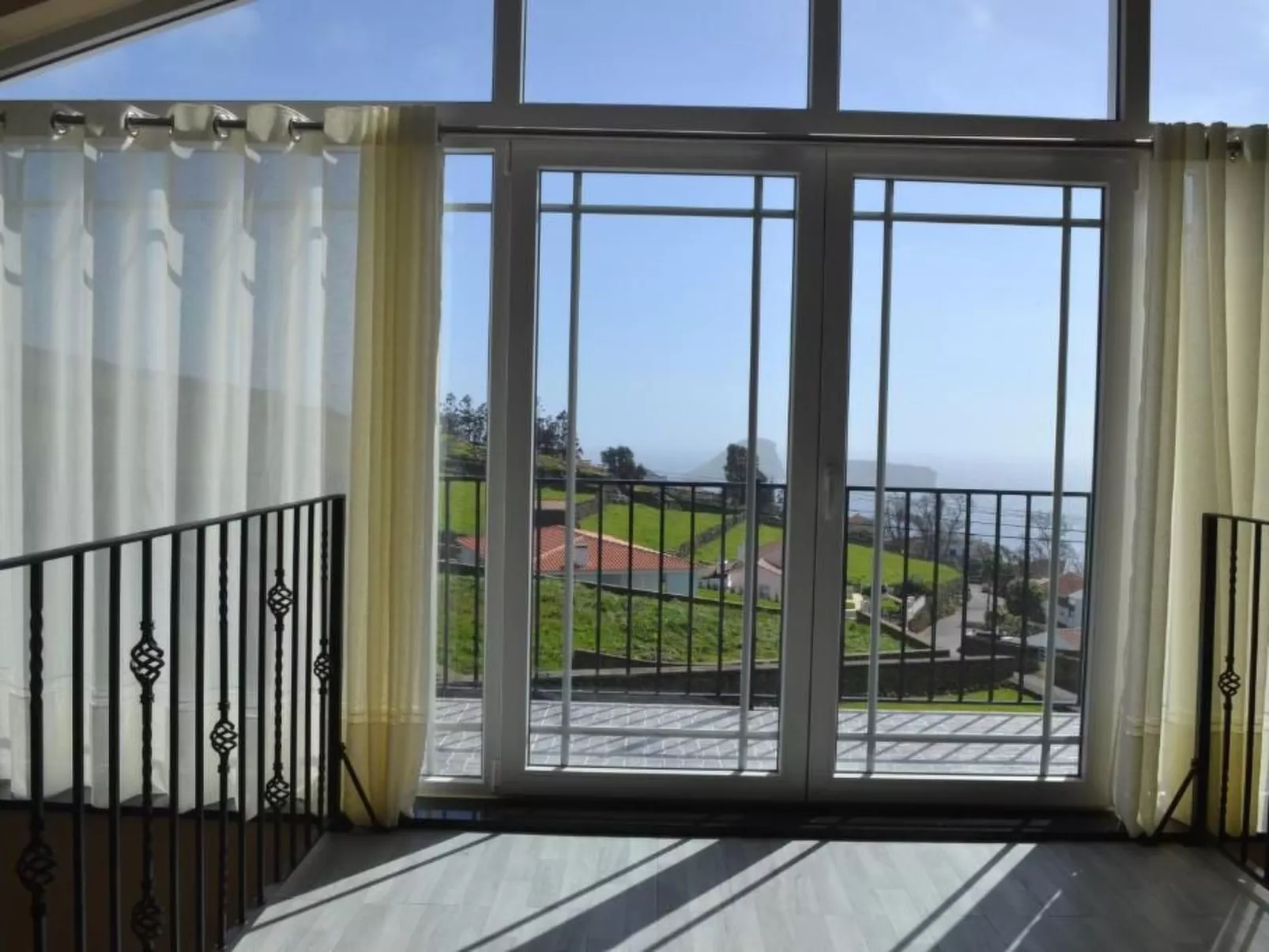 Große, komfortable Villa auf der Insel Terceira-Draußen