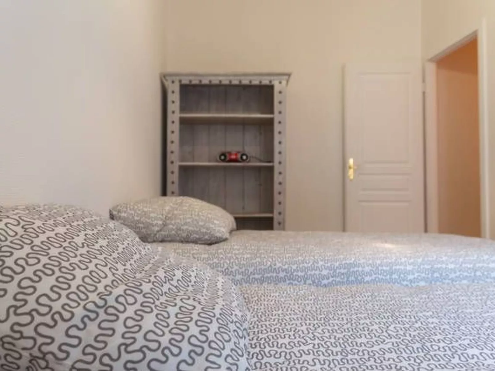 Mit zwei Garagenstellplätzen-Drinnen