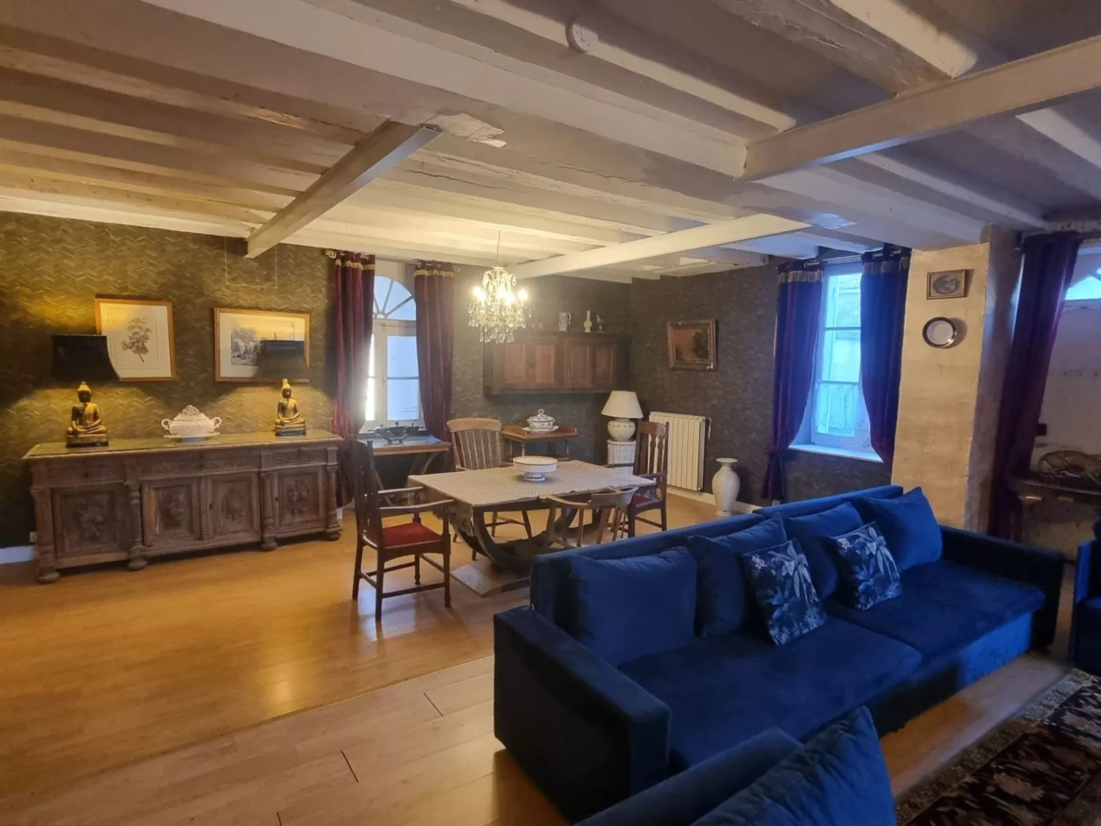 8-Zimmer-Schloss mit Pool und eigenem Park-Dedans