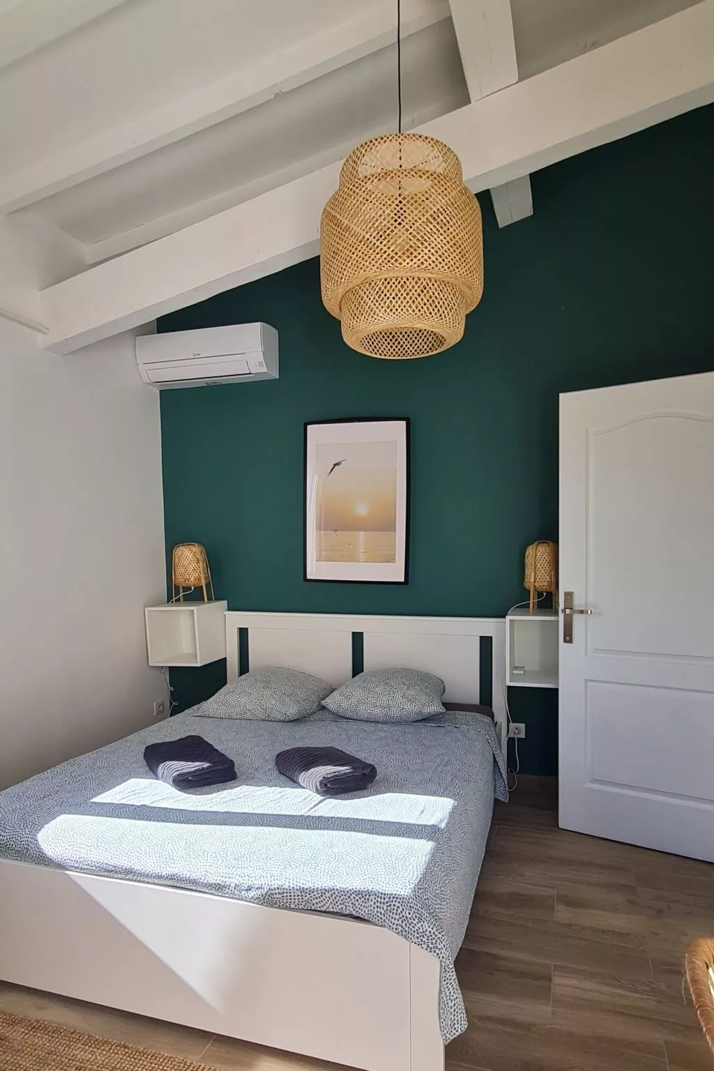 Im Herzen der Weinberge, schattige Terrasse umgeben von Grün, Pool