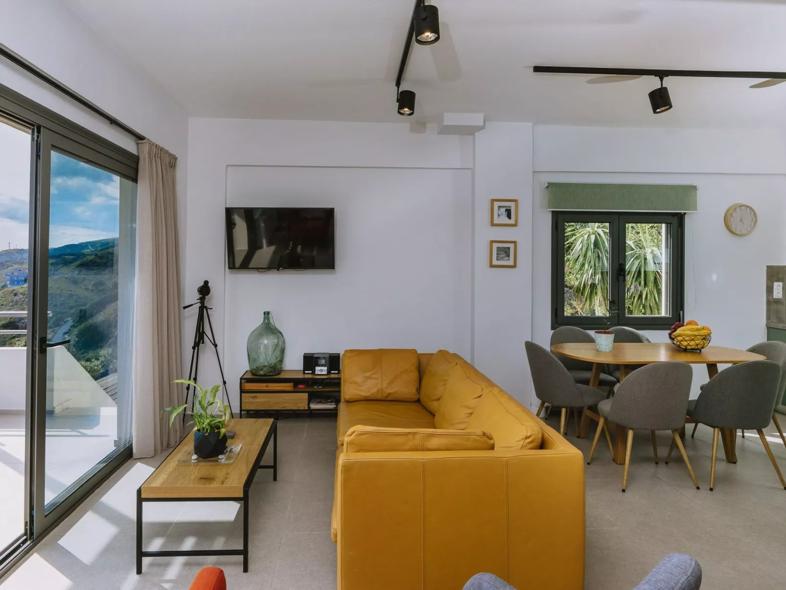 Villa Spiros ist eine renovierte Vermietung voll - Drinnen