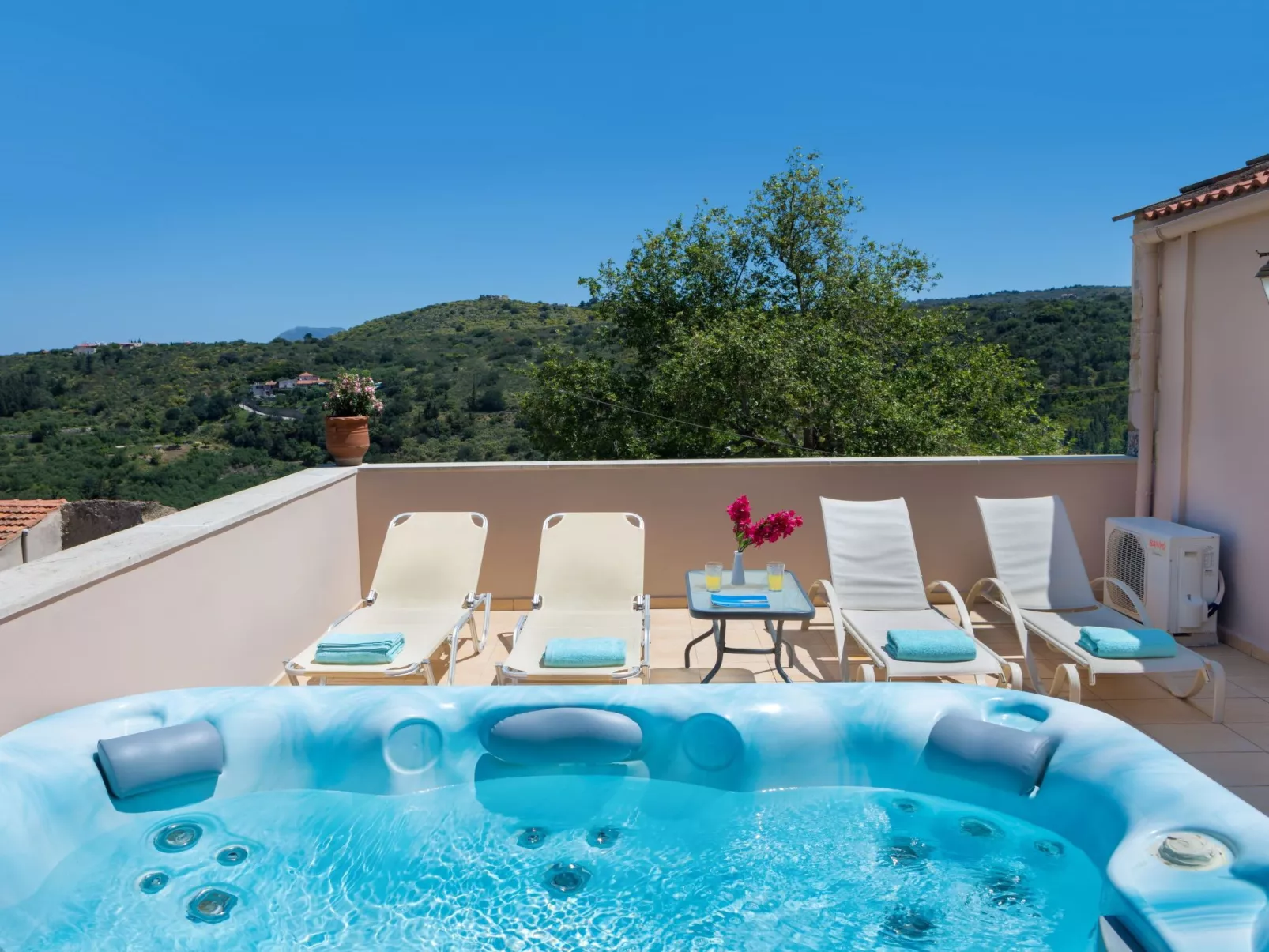 "Villa Aladanos" mit privatem Pool-Outside