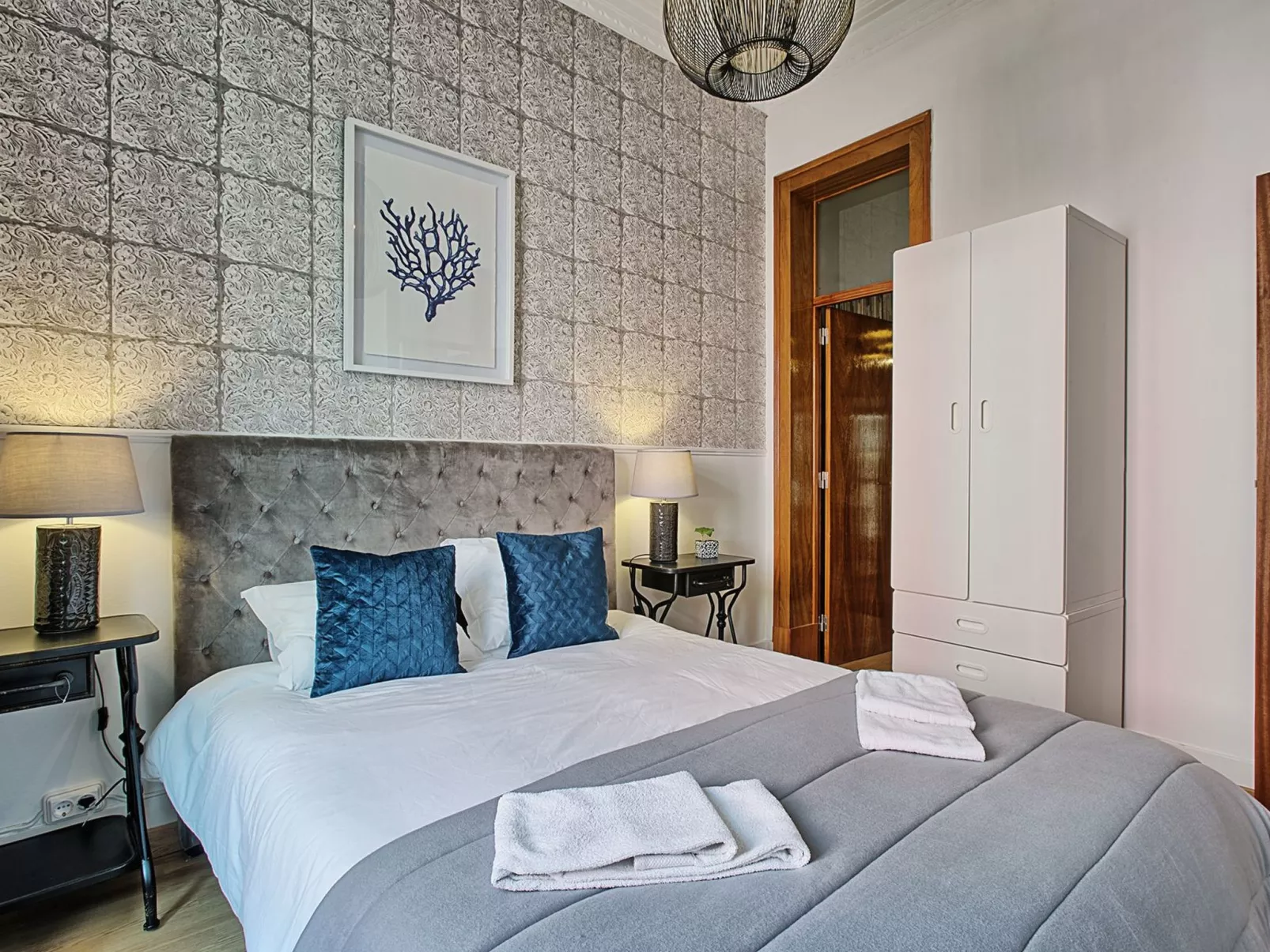 António Pedro-Inside