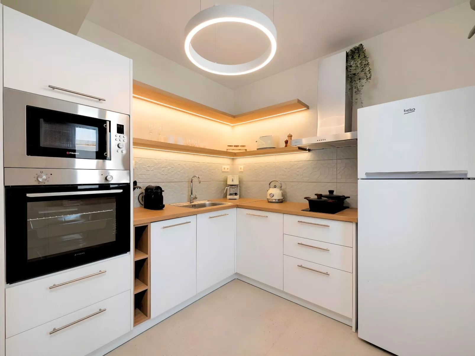 Hidden Gem Villa Pool und Jaccuzzi-Inside