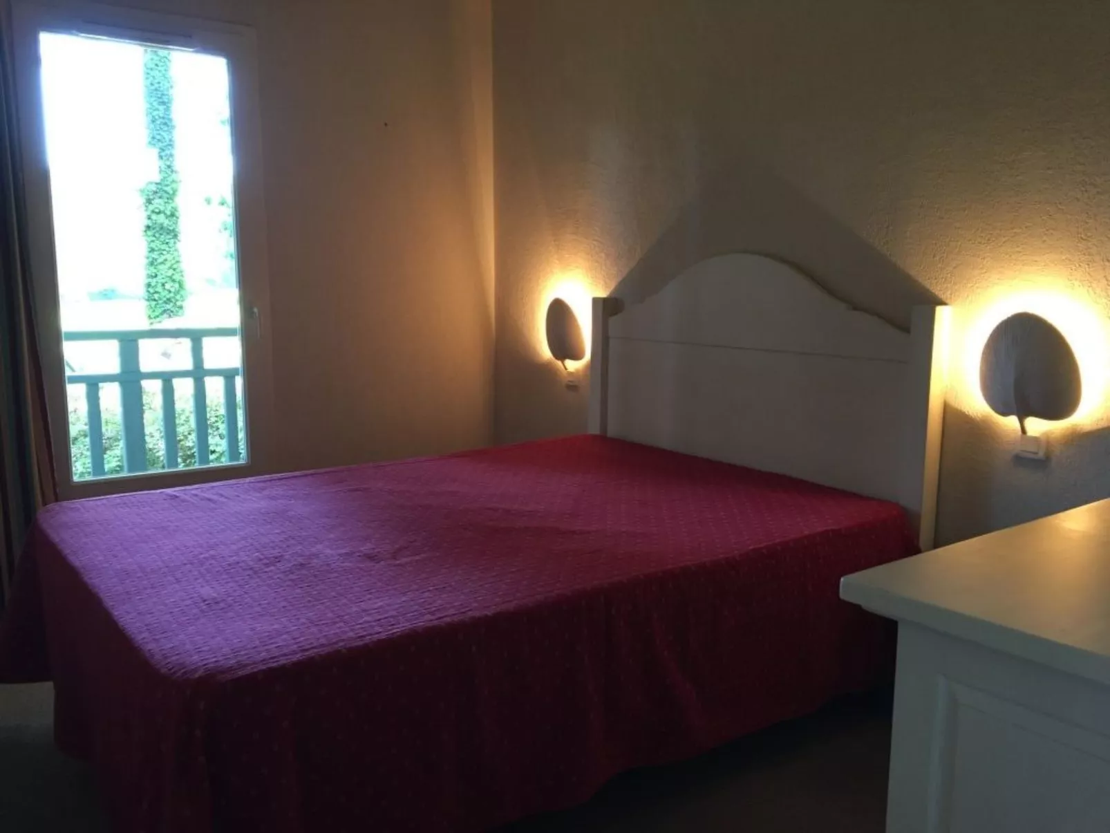 Hübsches kleines Haus in ruhiger Lage in einer baumbestandenen Residenz mit beh-Drinnen