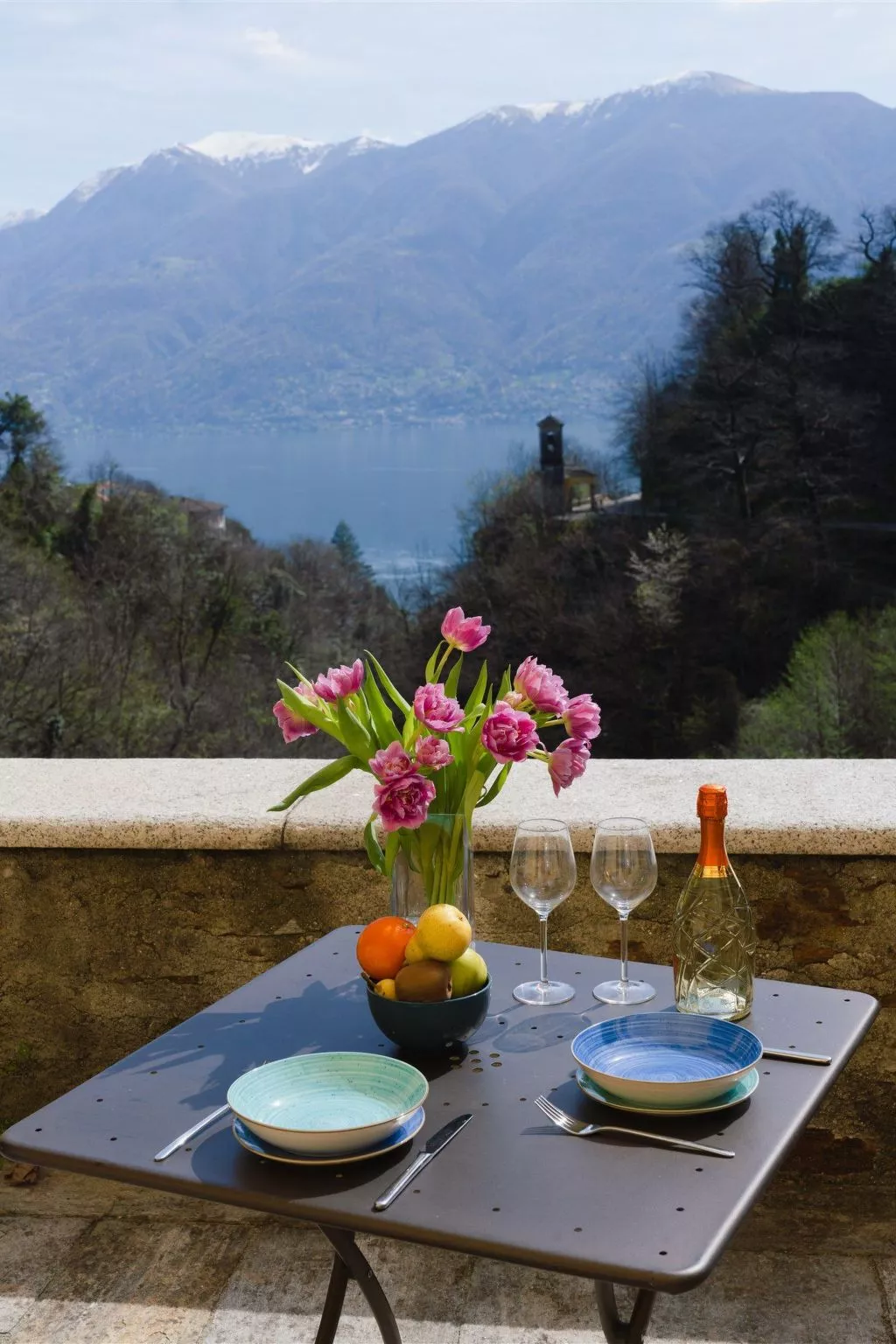 "Palazzo Branca" mit Blick auf den See.-Outside