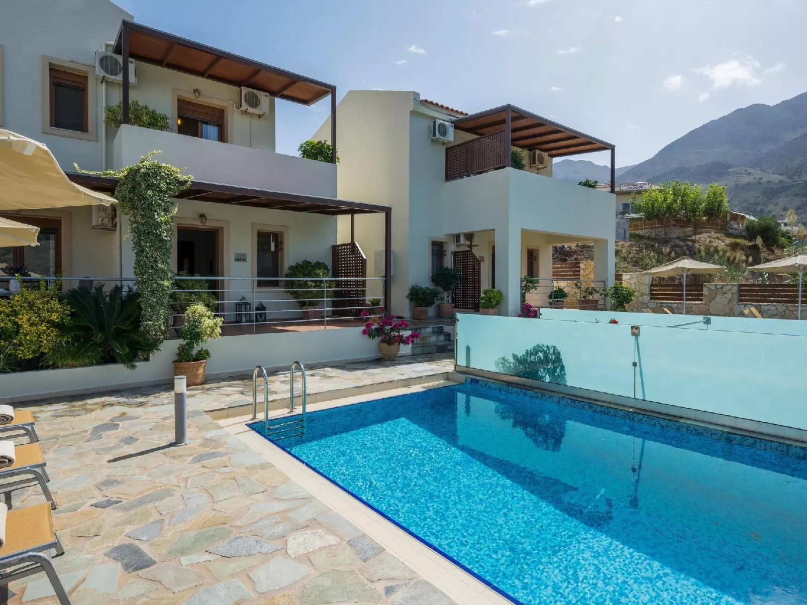 Wunderschöne Villa mit Seeblick und Pool in der Nähe von Restaurants-Image-tags.info