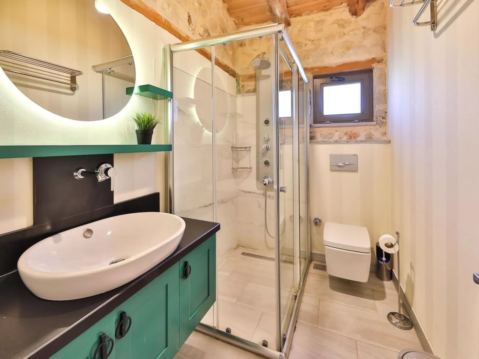 Traditionelles Natursteinhaus mit Sichtschutzpool-Inside