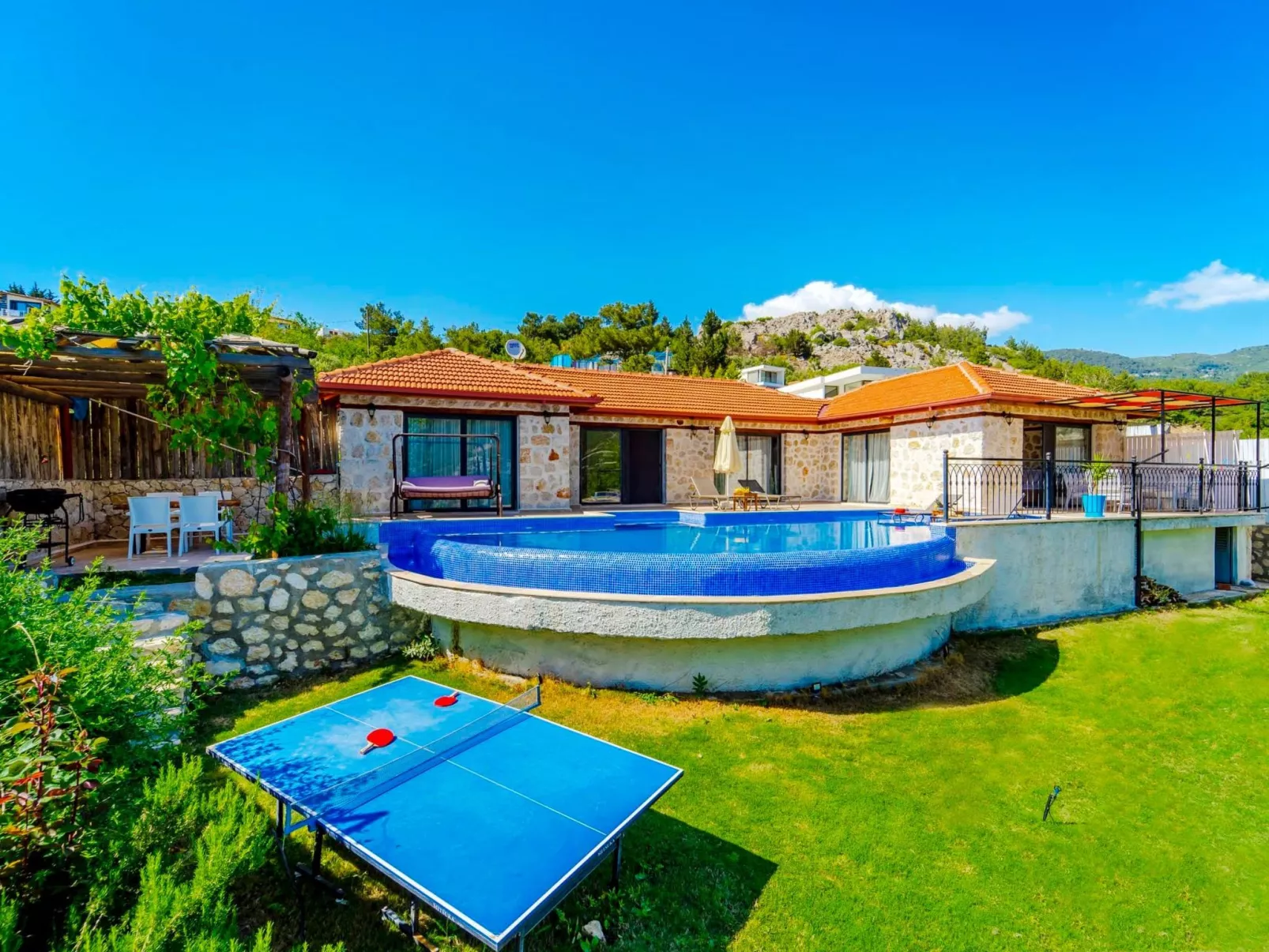 Rustikale Natursteinvilla mit Bergblick in Kalkan-Outside