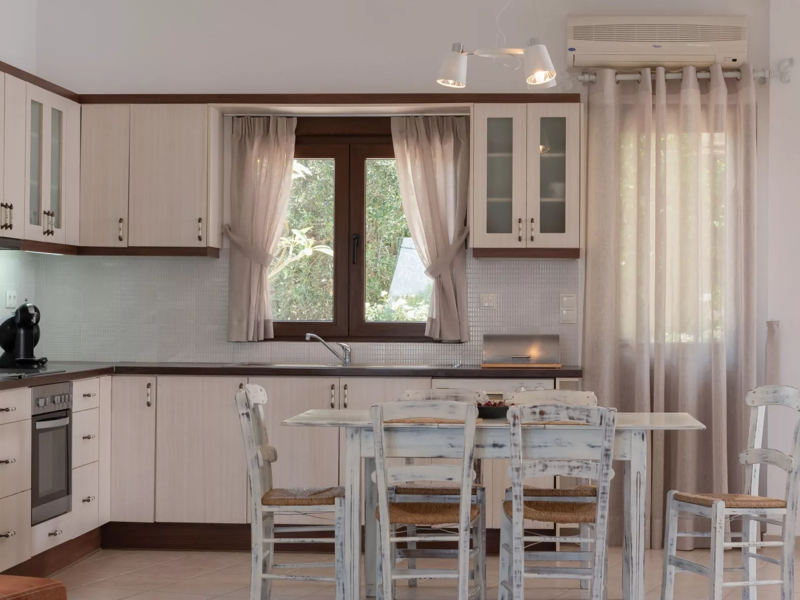 Ferienvilla "Rousa" mit Bergblick-Inside