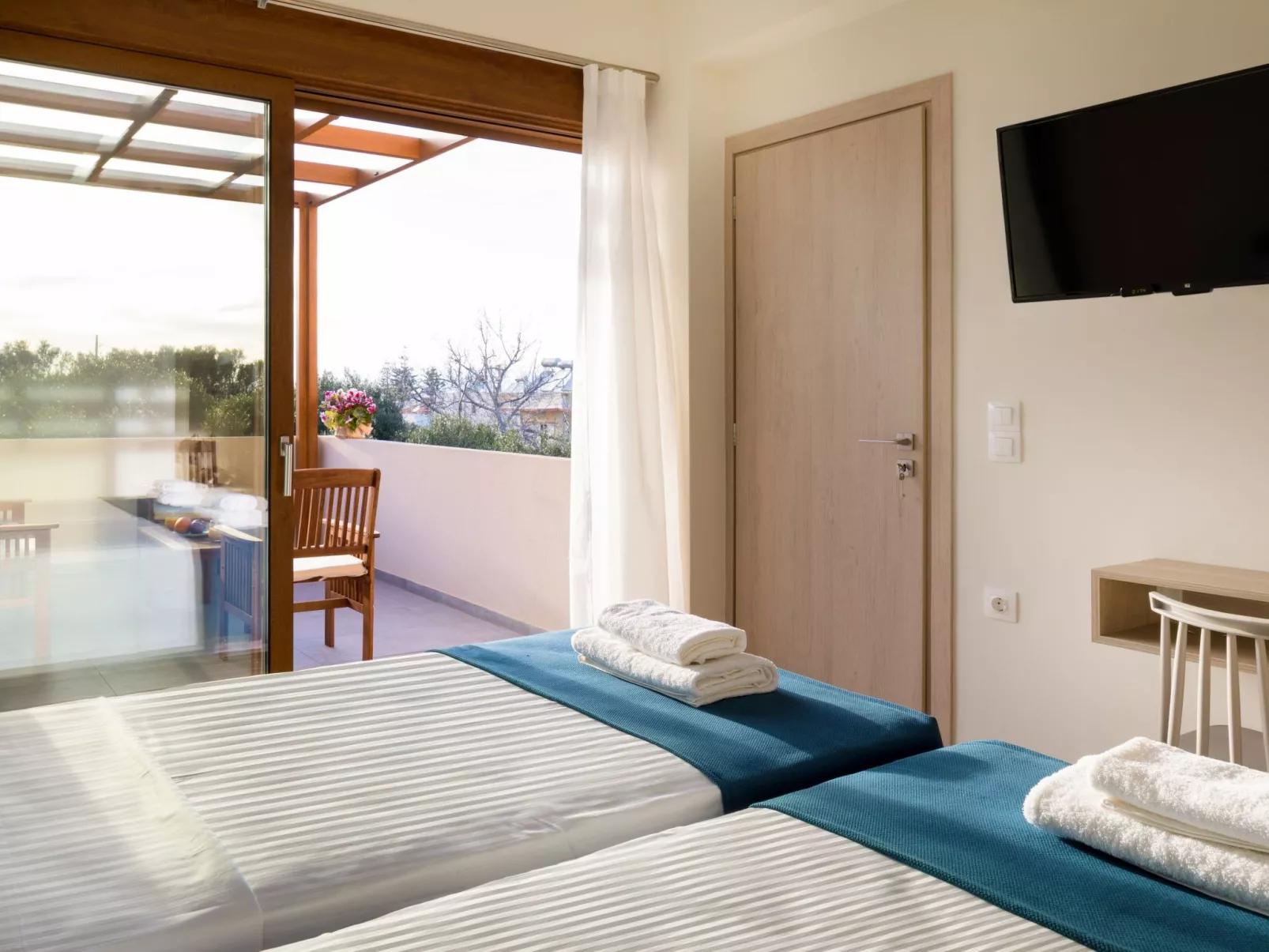 Haus in Agia Marina mit Außenpool-Drinnen