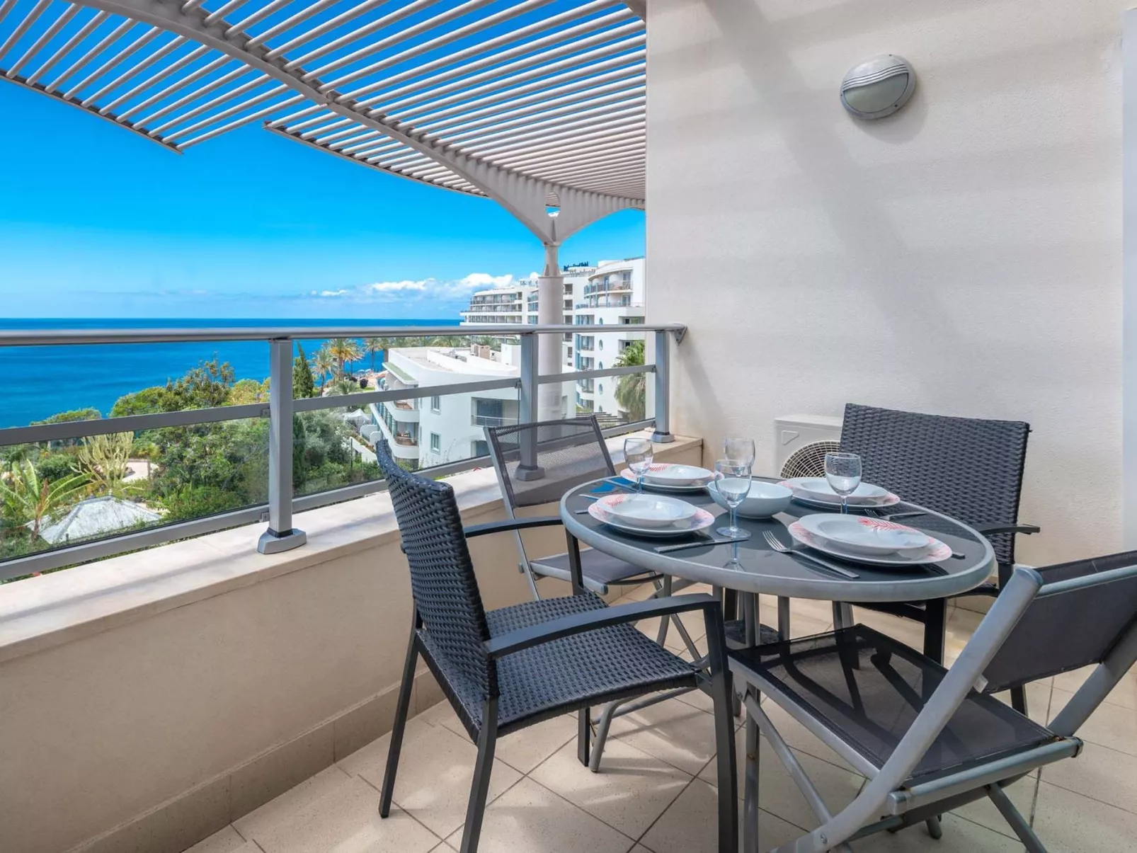 Modernes Terrassenapartment am Meer