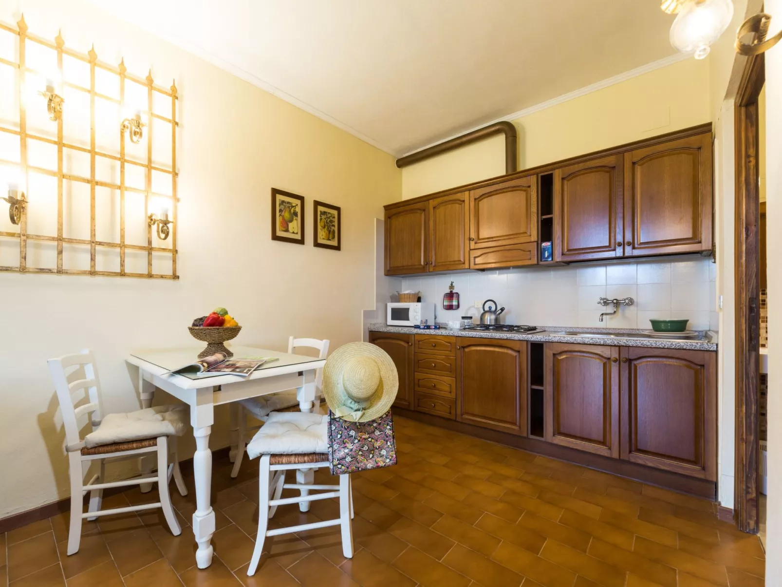 Komfortable Wohnung mit eigener Terrasse-Drinnen