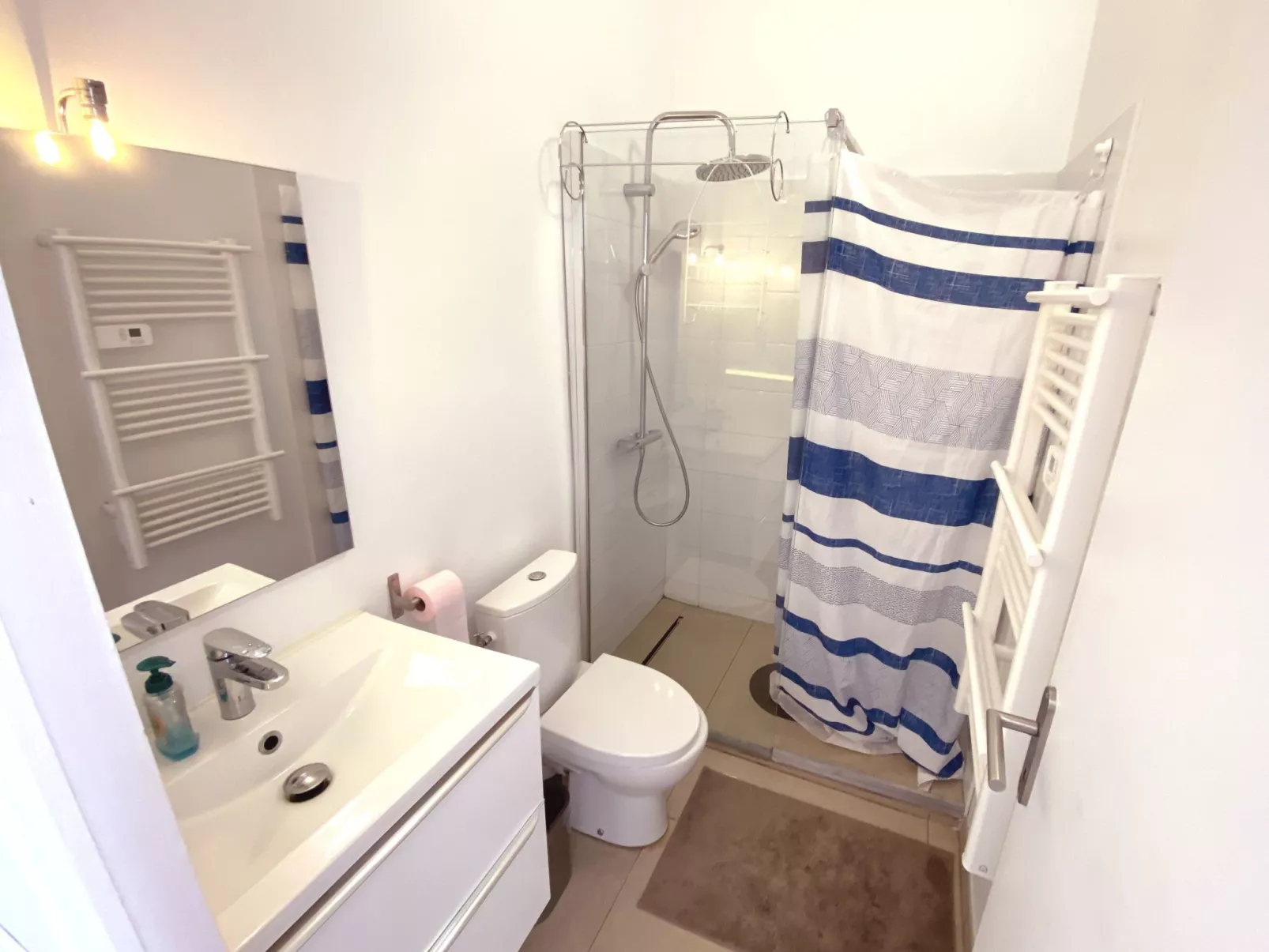 Geräumige und elegante Villa mit großem Garten, Swimmingpool und 3 Schlafzimmer-Inside