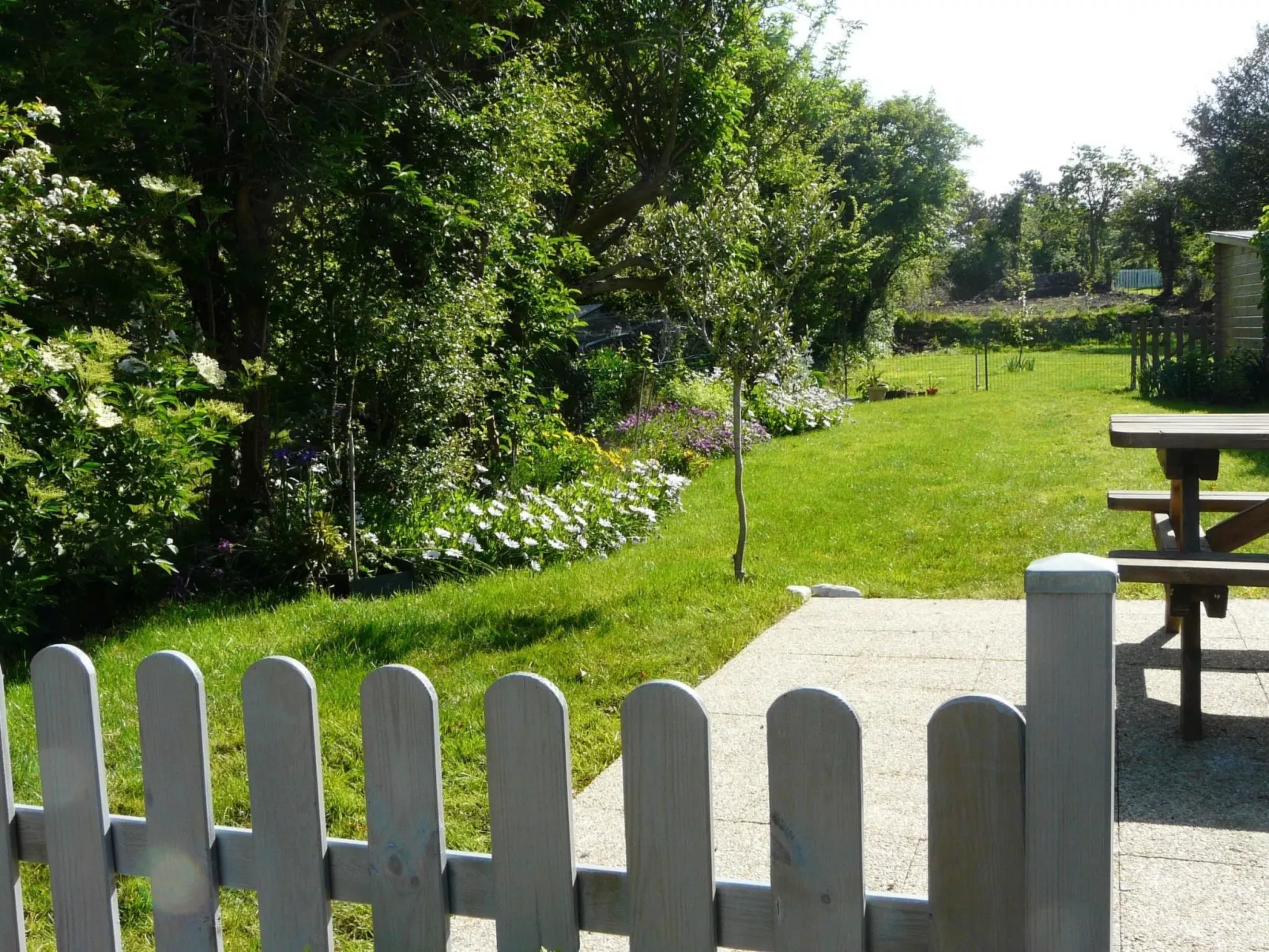 Mit Blick auf das Wasser-Outside