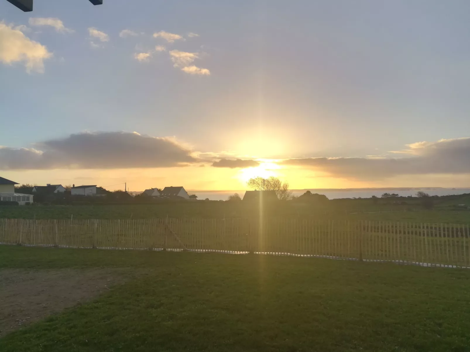 Charmantes Haus mit privatem Jacuzzi in der Bretagne-Dehors