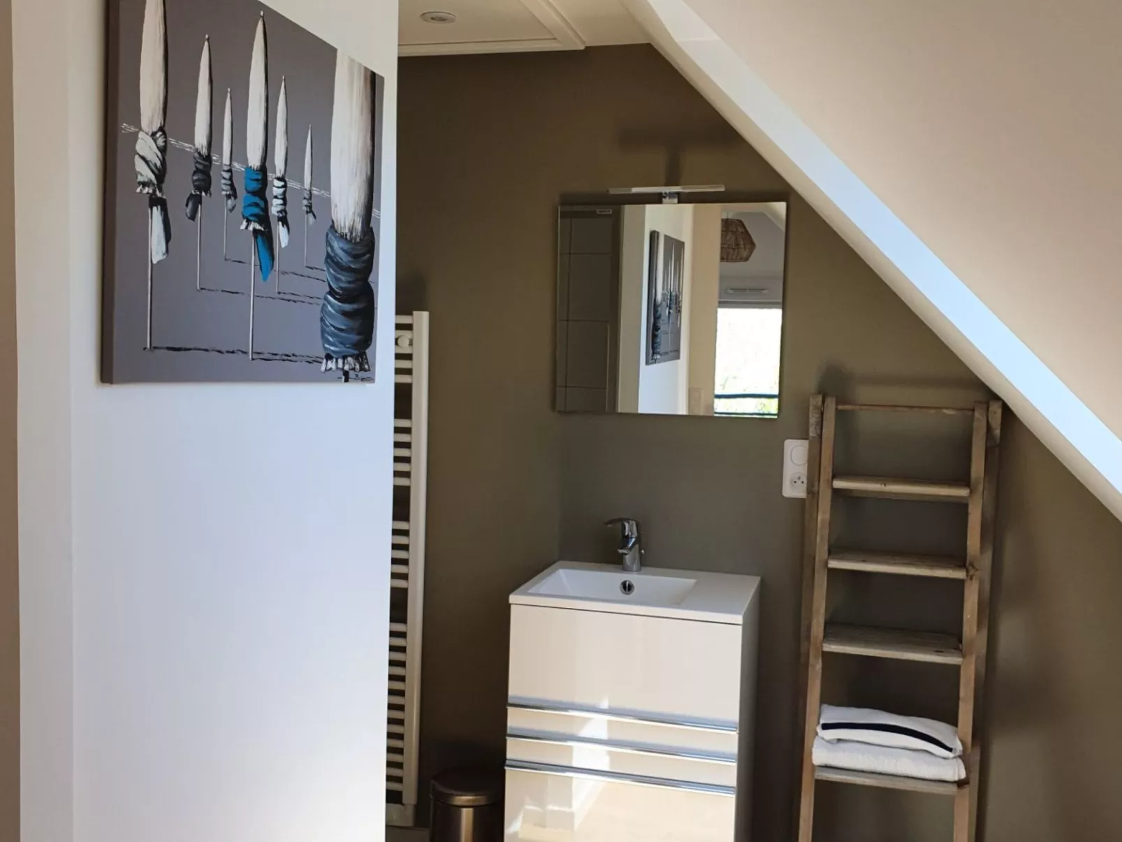 Charmantes Holzhaus in einer grünen Umgebung-Inside