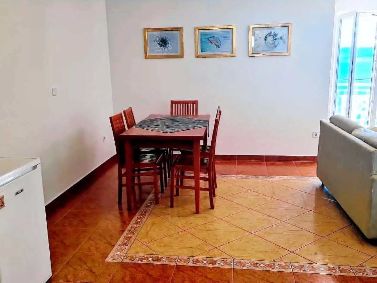 "Milan" direkt am Strand-Drinnen