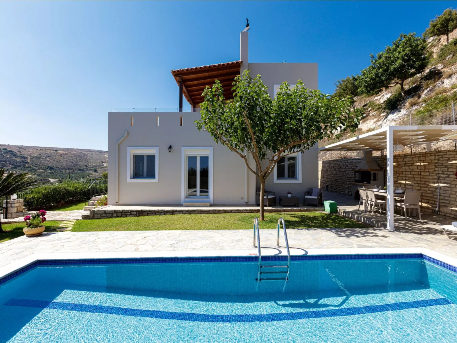 Entspannen Sie sich in der Villa mit privatem Pool, BBQ und Tischtennisplatte-Outside