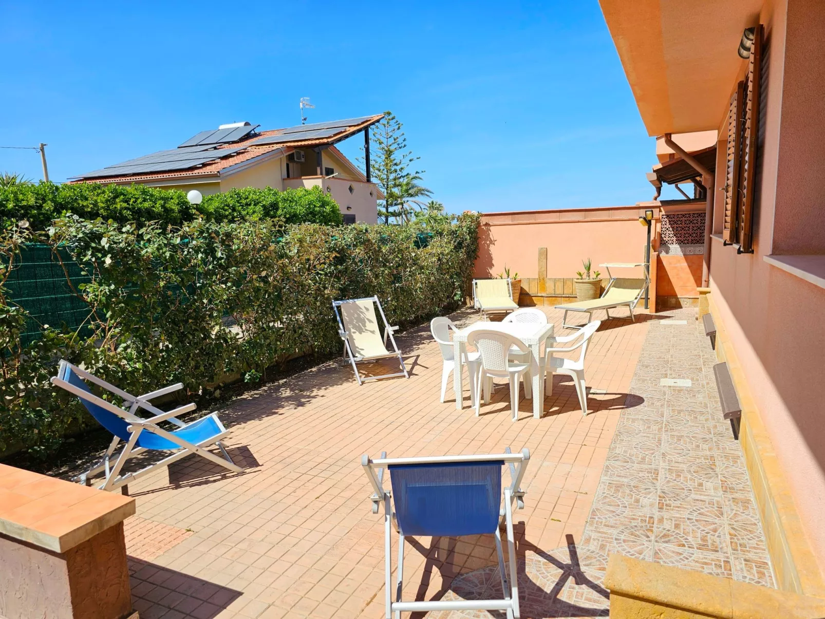 Helle mediterrane Villa mit Veranda und Garten-Outside