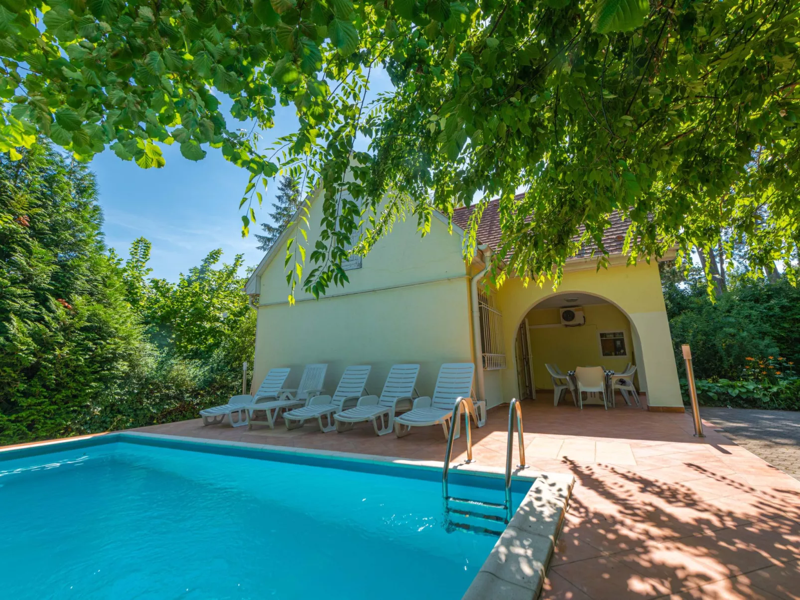 Klimatisiertes Ferienhaus in Siófok mit Grill-Draußen