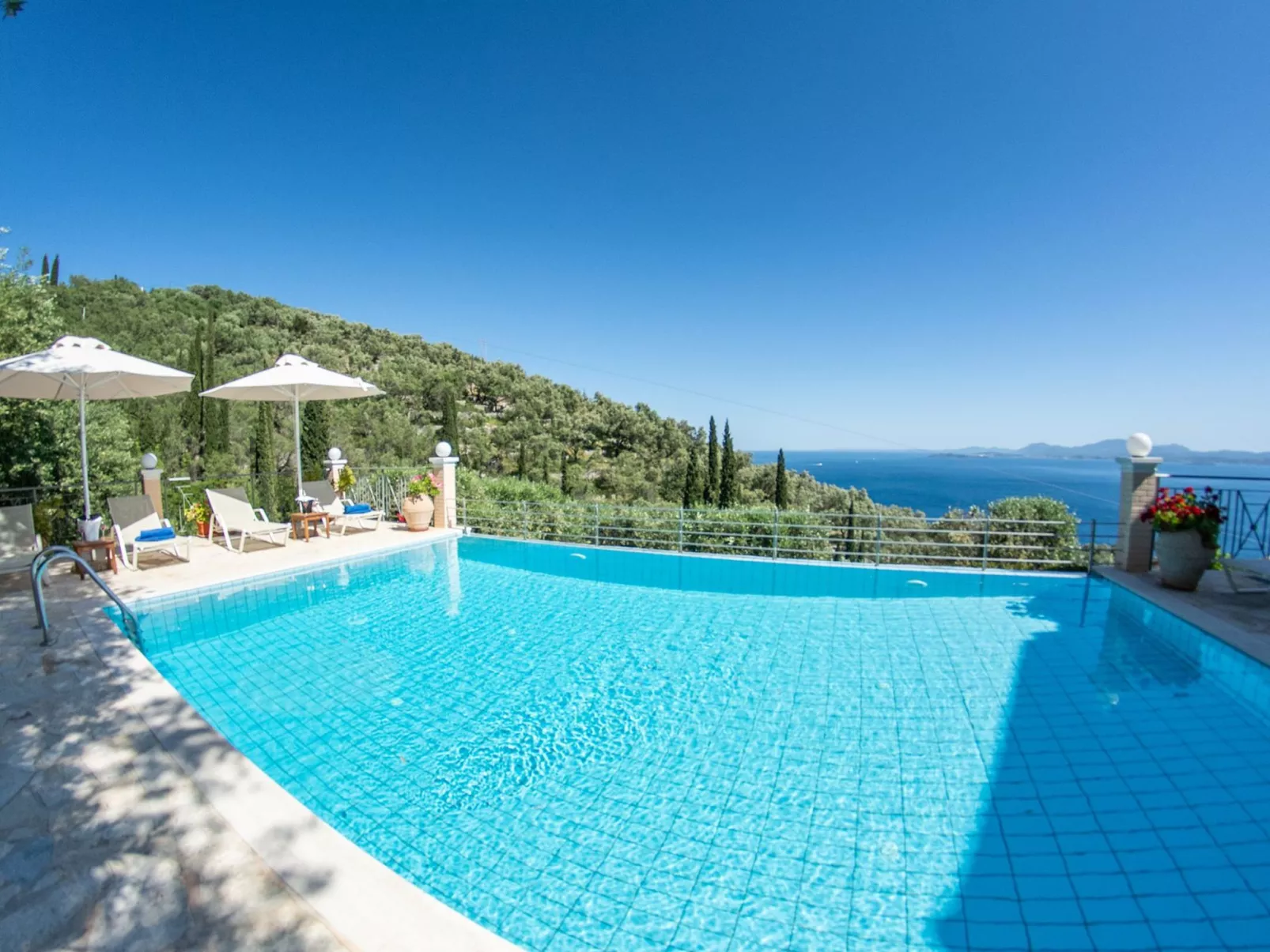 Villa Anthula mit Pool und herrlichem Meerblick-Draußen
