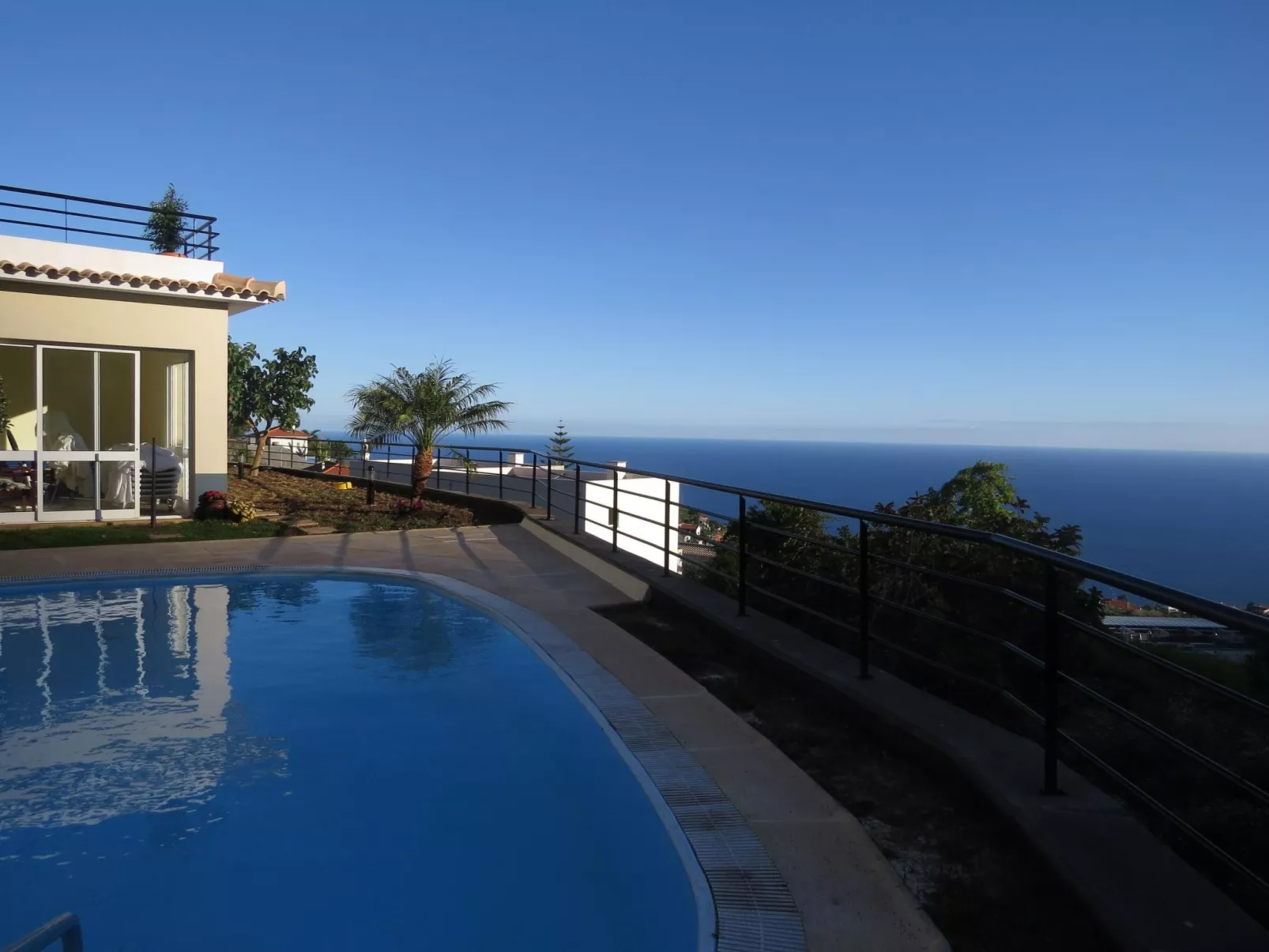 Luxuriöses Escape Village Calheta mit beheiztem Pool-Draußen