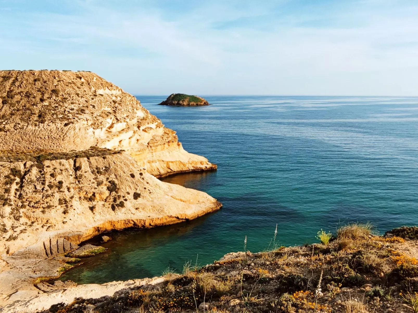 La Invincible Terreros in der 1. Reihe des Strandes-Outside