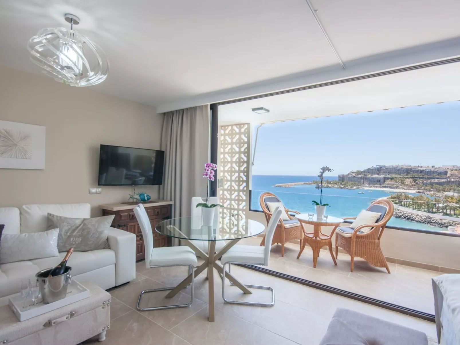 Aufwachen mit herrlichem Meerblick aus dieser schicken Wohnung