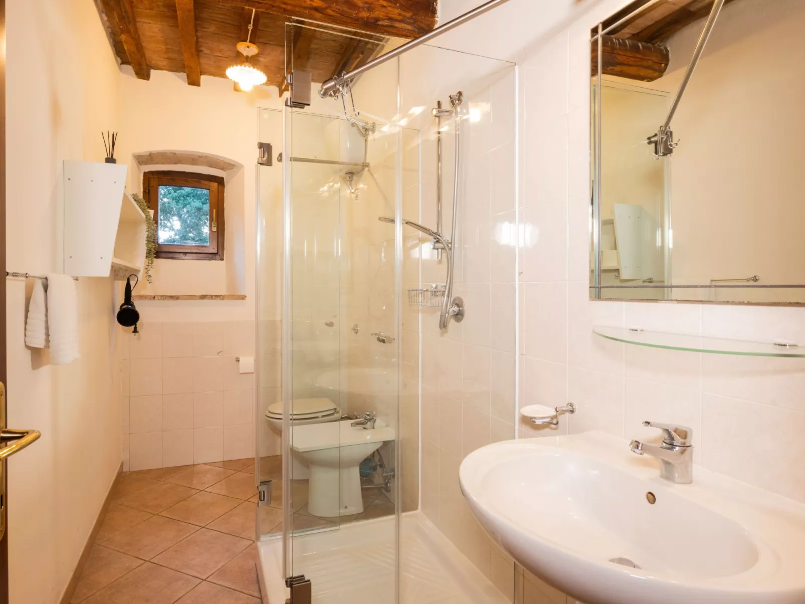 Landgut mit eigenem Parkplatz-Drinnen