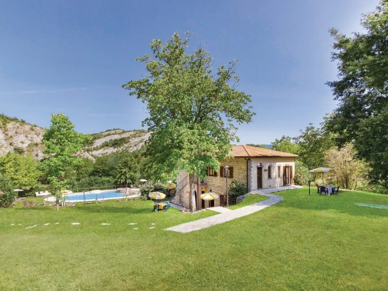 Unterkunft in einer Höhle mit Whirlpool-Outside