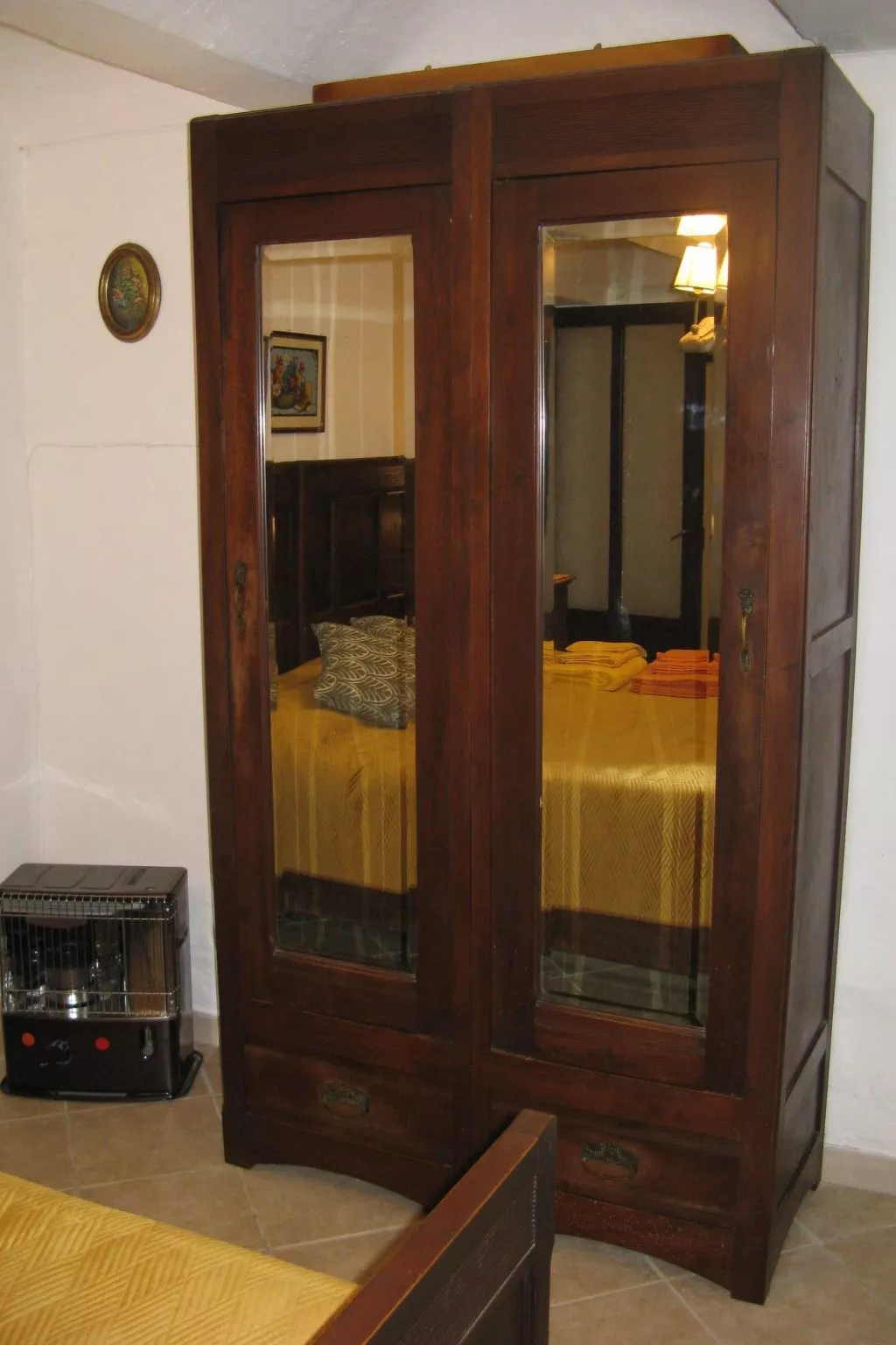 Typisches Bauernhaus mit holzbefeuertem Kamin-Dedans