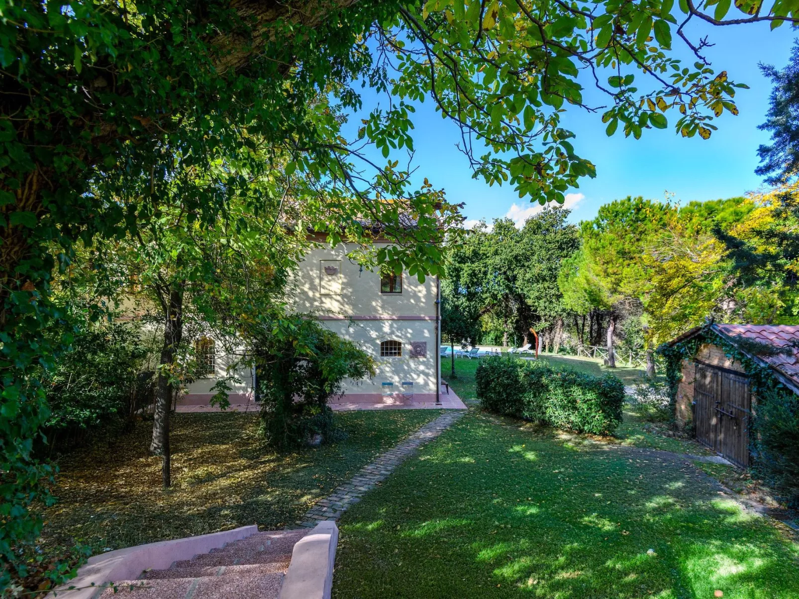 Licht unter den Buchen, Marche Urlaub, privater Pool-Dehors