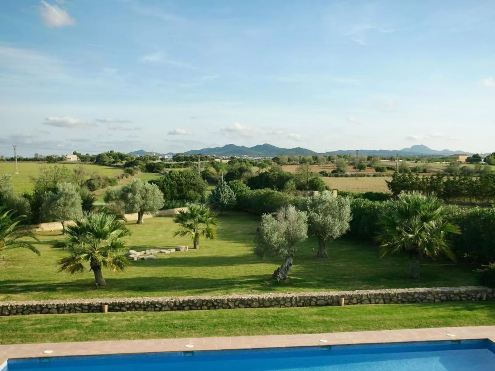 Mit großem Pool,  parkähnlichen Garten-Image-tags.info