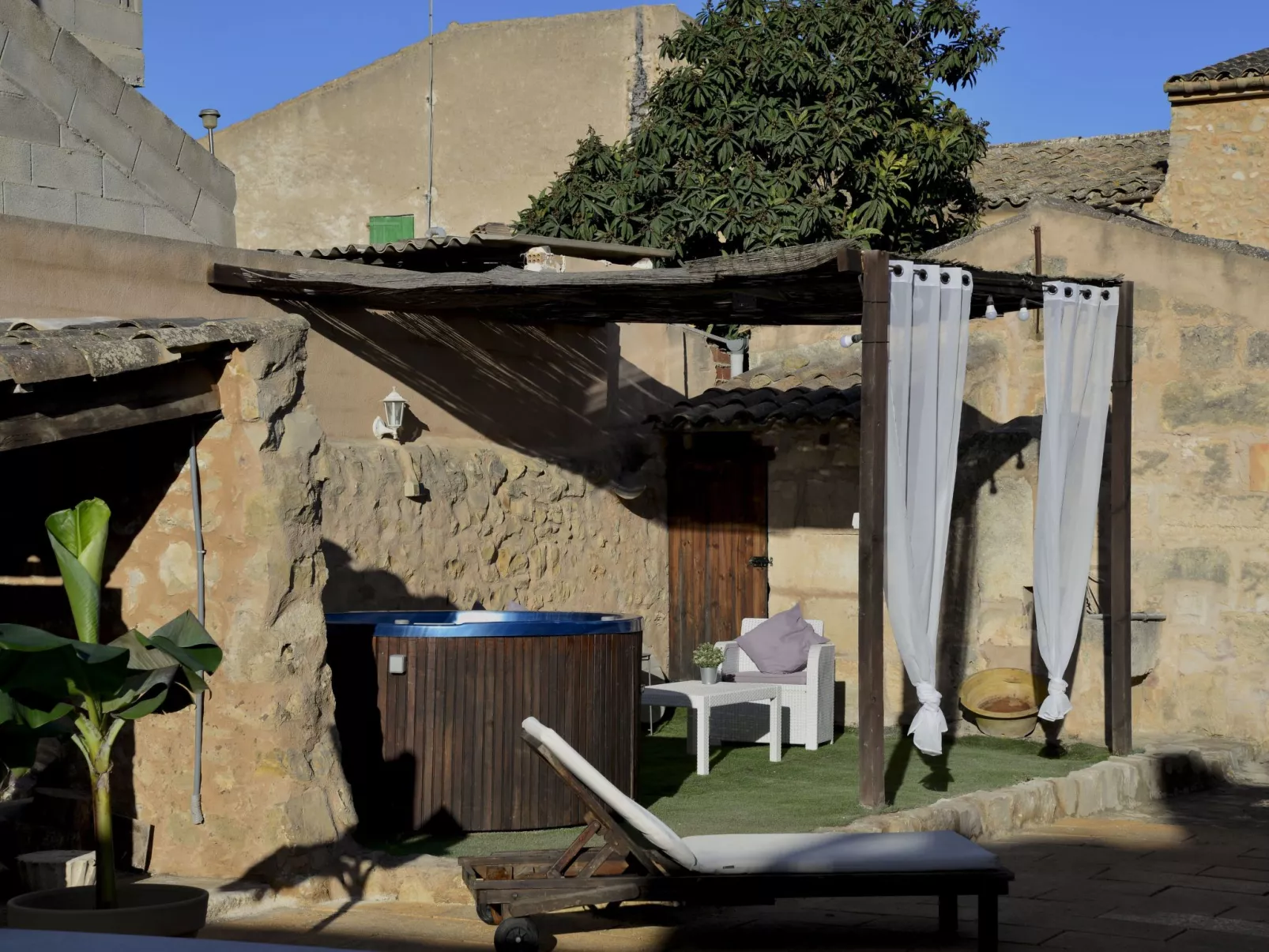 Jedes Ferienhaus mit Garten und Schwimmbad-Draußen