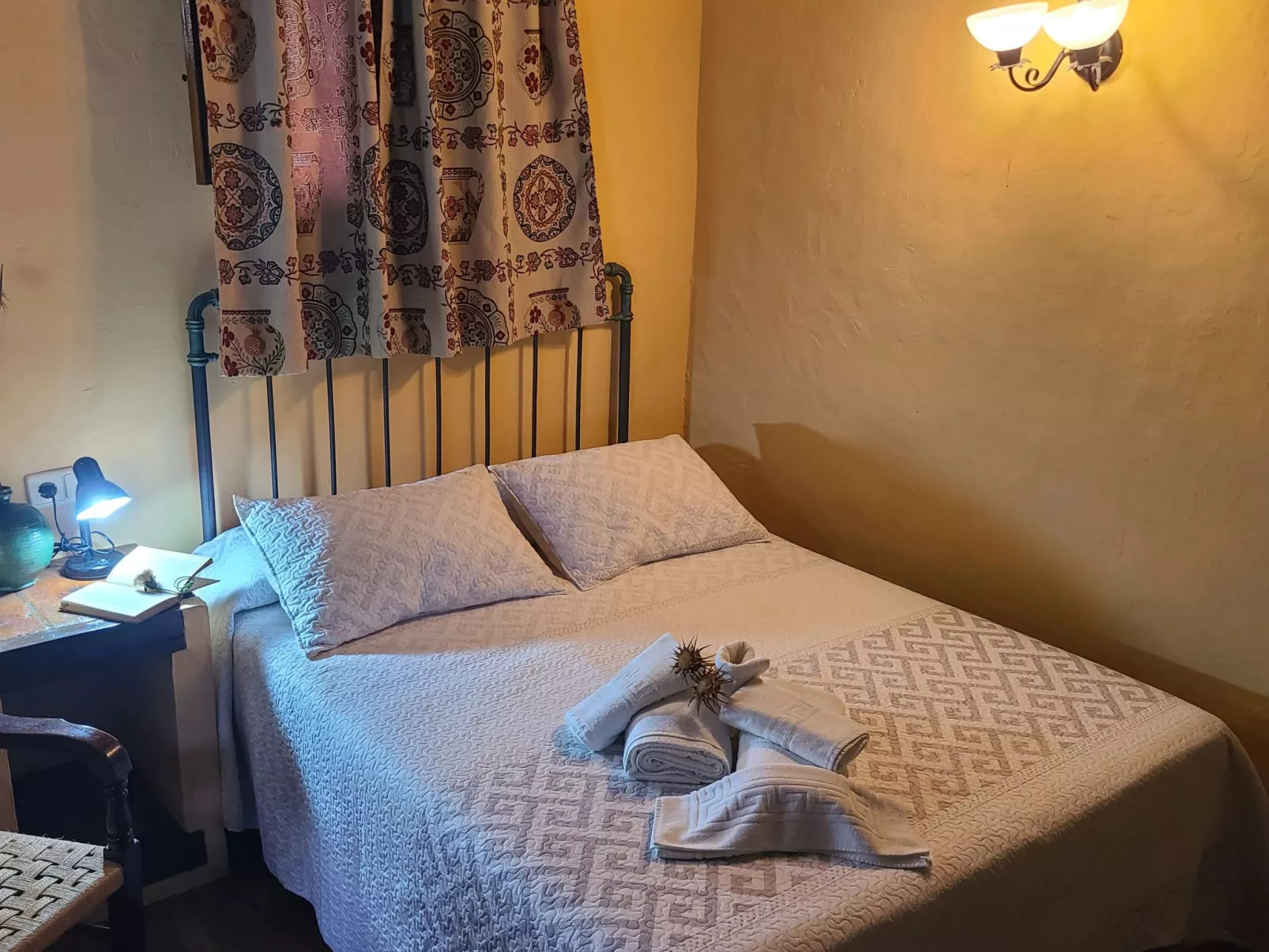 Schöne Ferienwohnung in Iznájar mit Garten, Terrasse und Grill-Drinnen