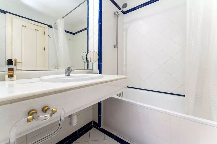 CT 103 - Faro's Romana Playa Studio 142-Bathroom