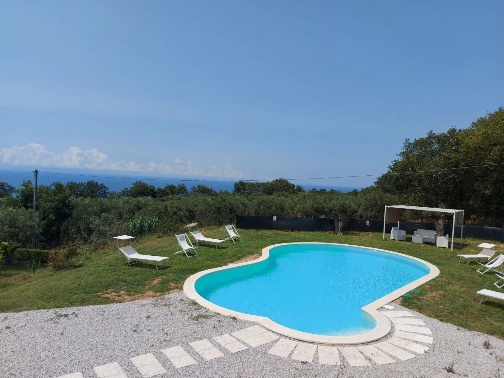 Villa im Grünen mit Schwimmbad, in der Nähe des Meeres