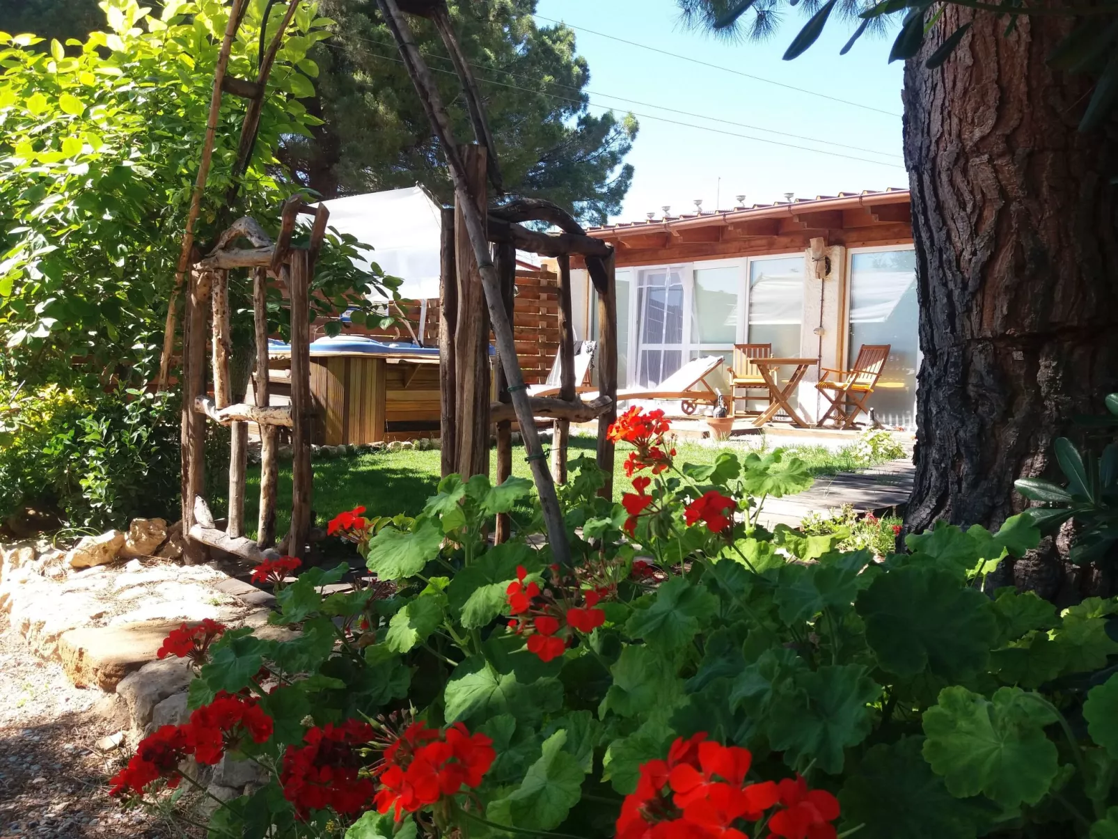 Schönes Ferienhaus mit Whirlpool-Outside