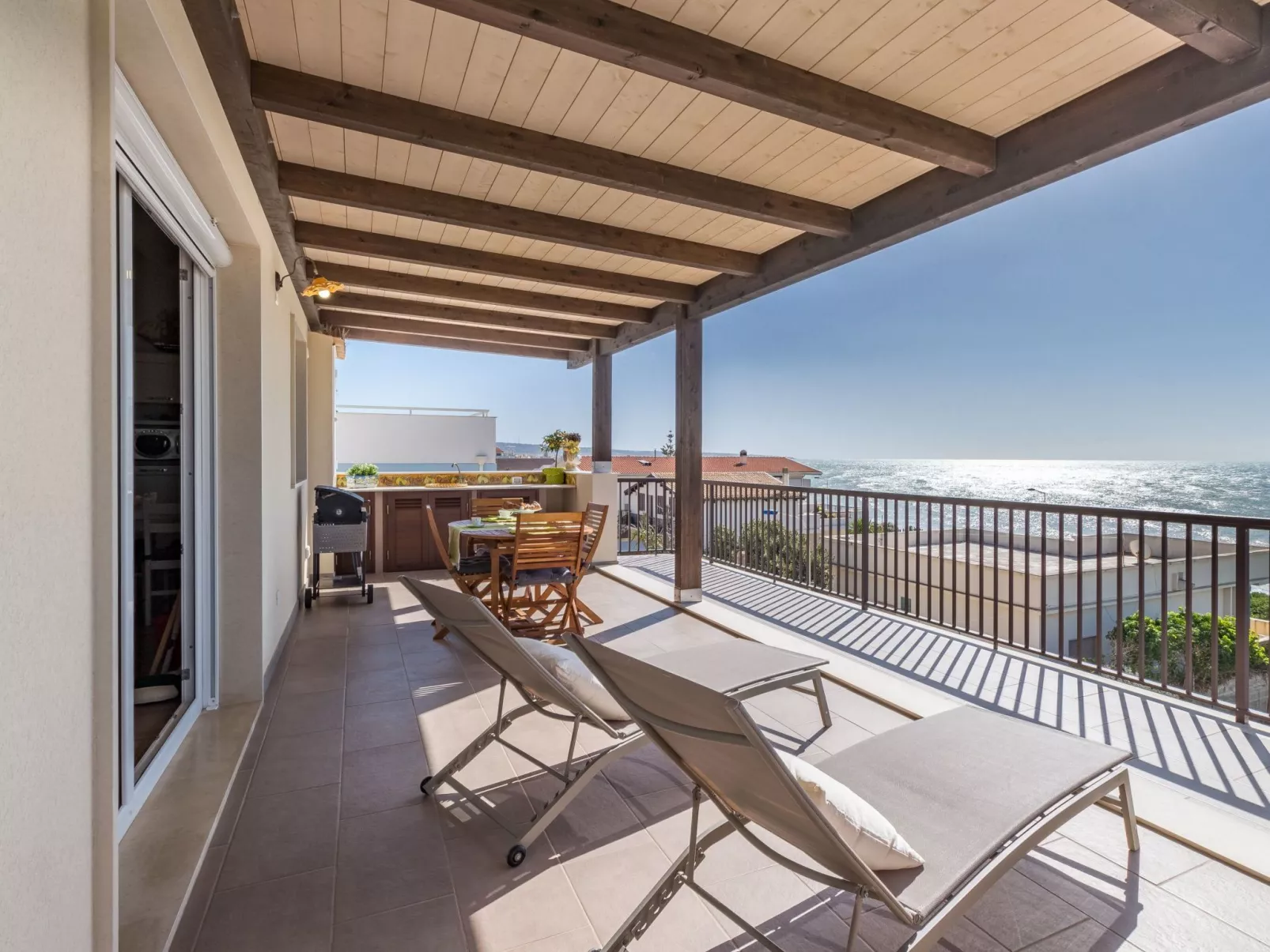 Appartement in Donnalucata mit Möblierter Terrasse und Meerblick-Outside