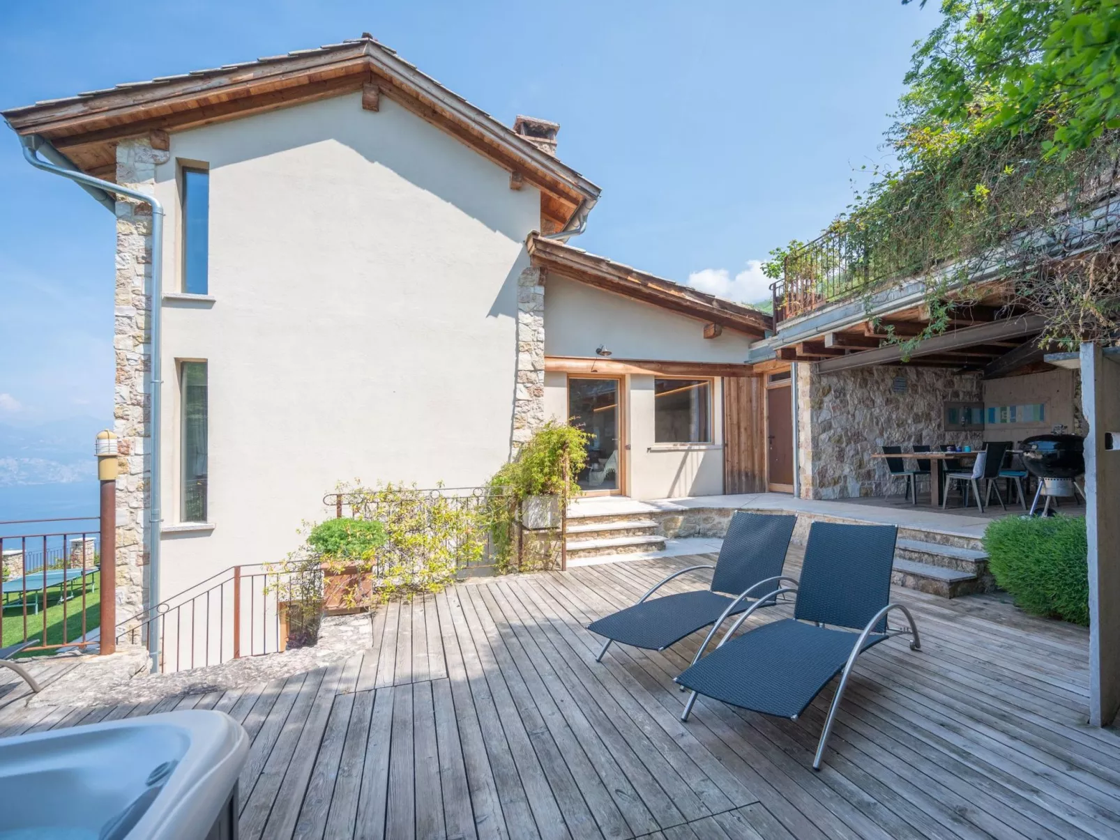 Villa mit schönem Seepanorama und Naturteich-Outside